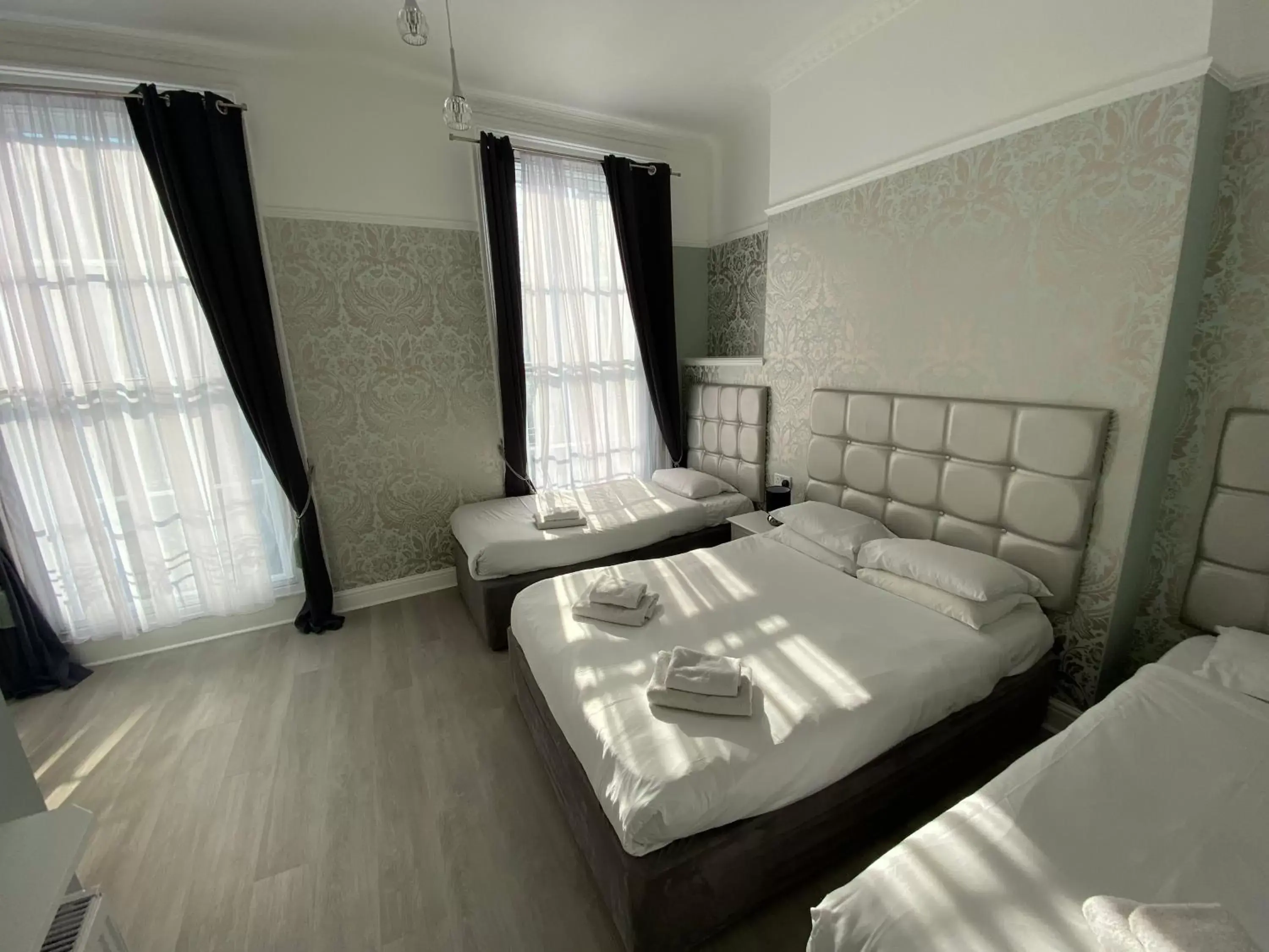 Bedroom, Bed in Swinton Hotel