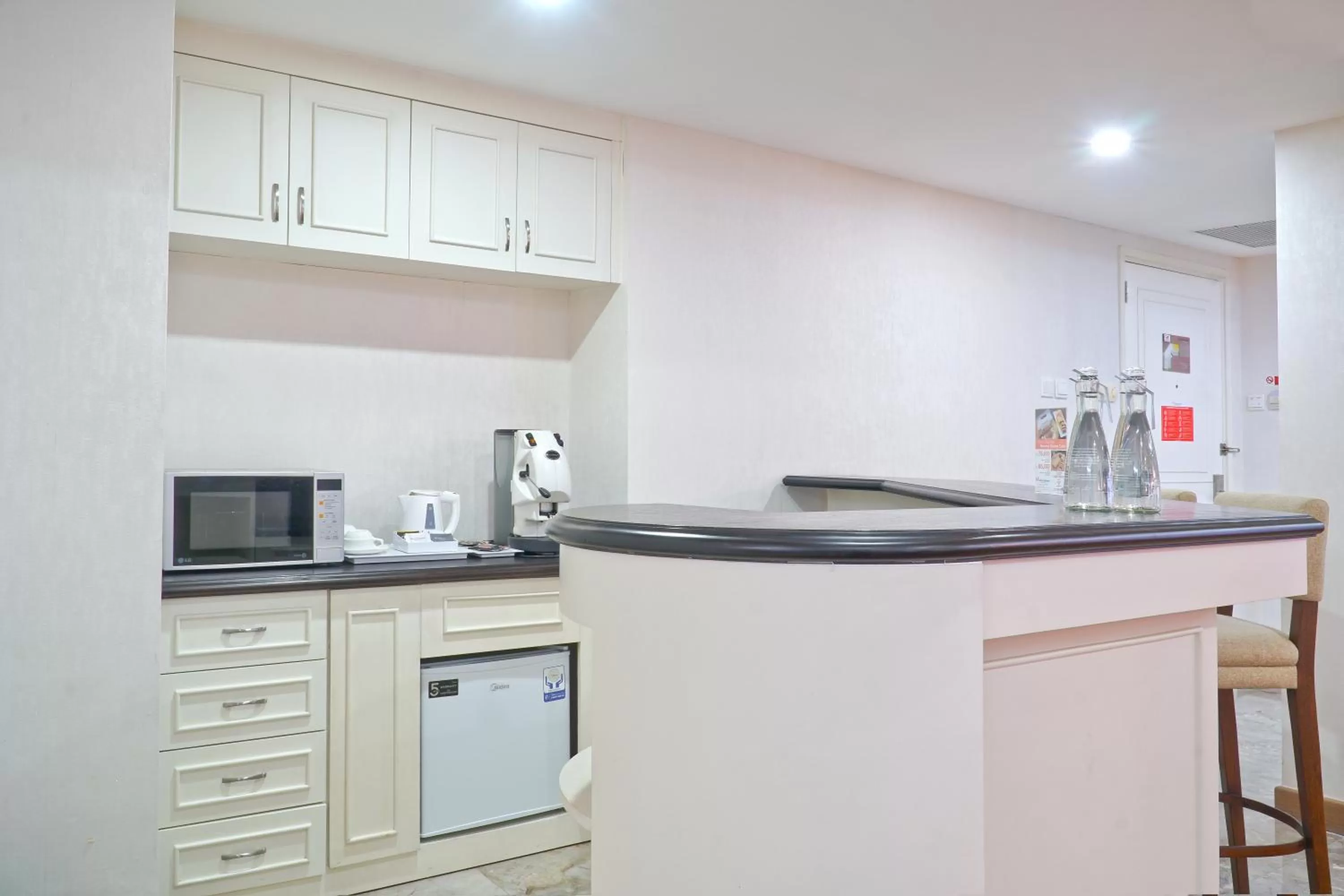 Kitchen or kitchenette in Swiss-Belhotel Lampung