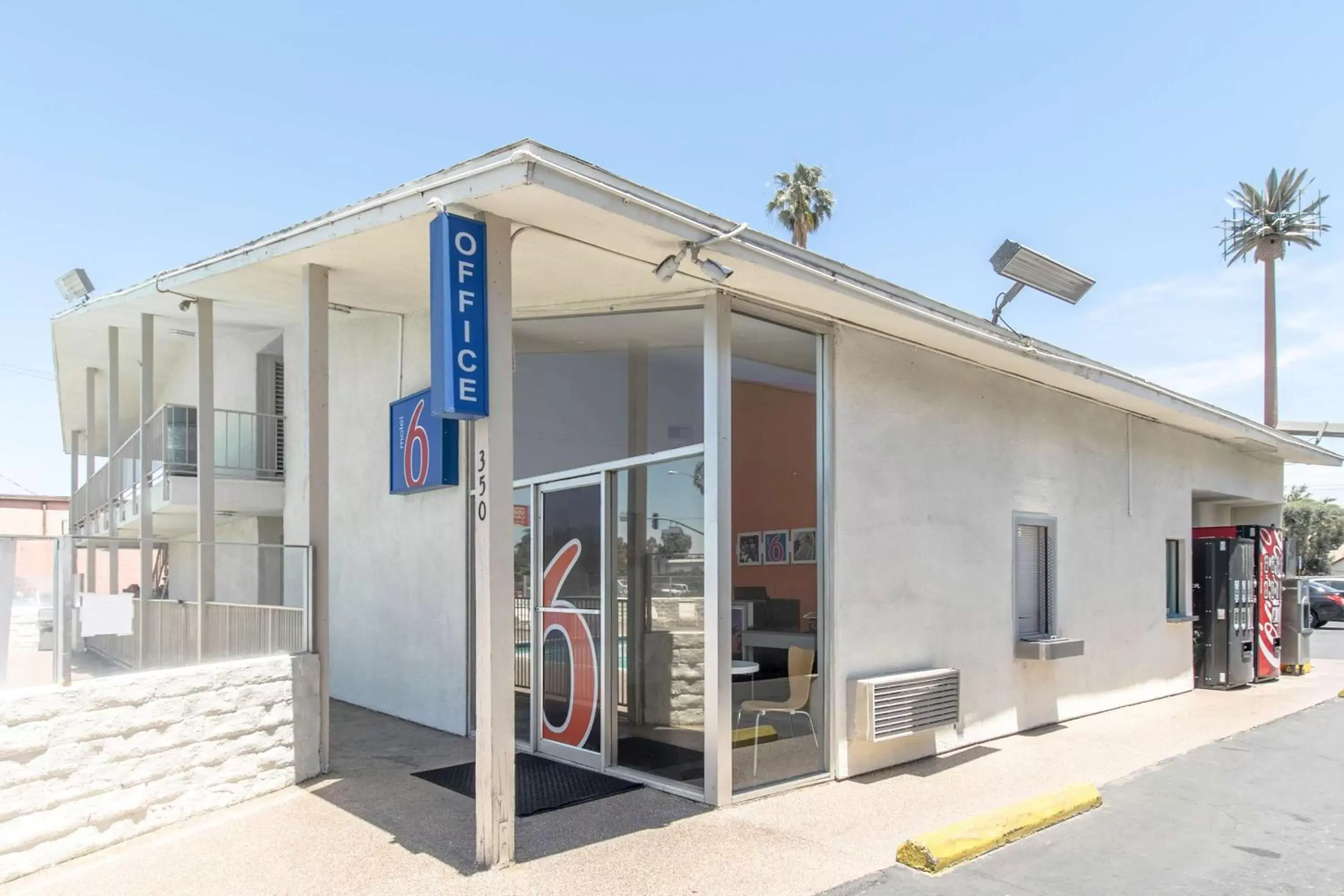 Property Building in Motel 6 Bakersfield, CA - Central