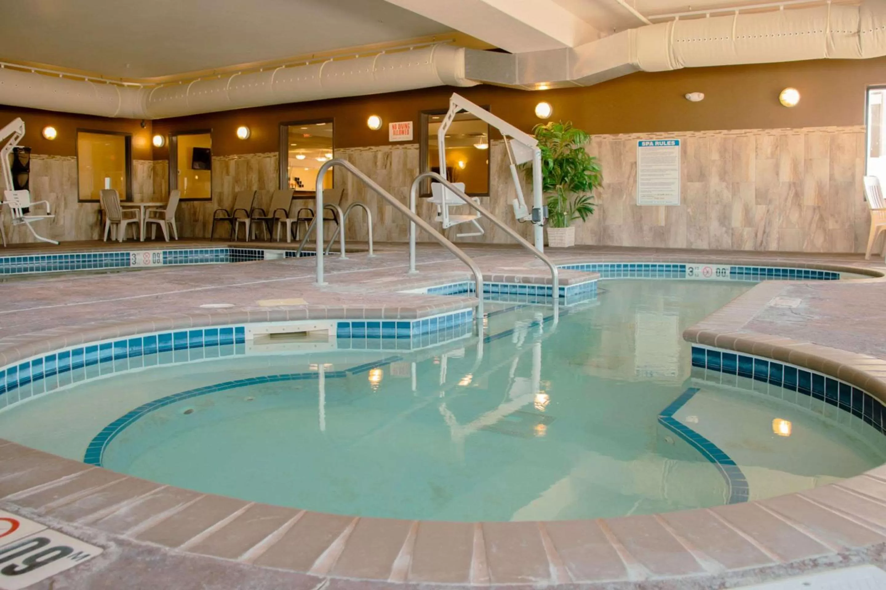 Swimming pool in Expressway Suites of Grand Forks