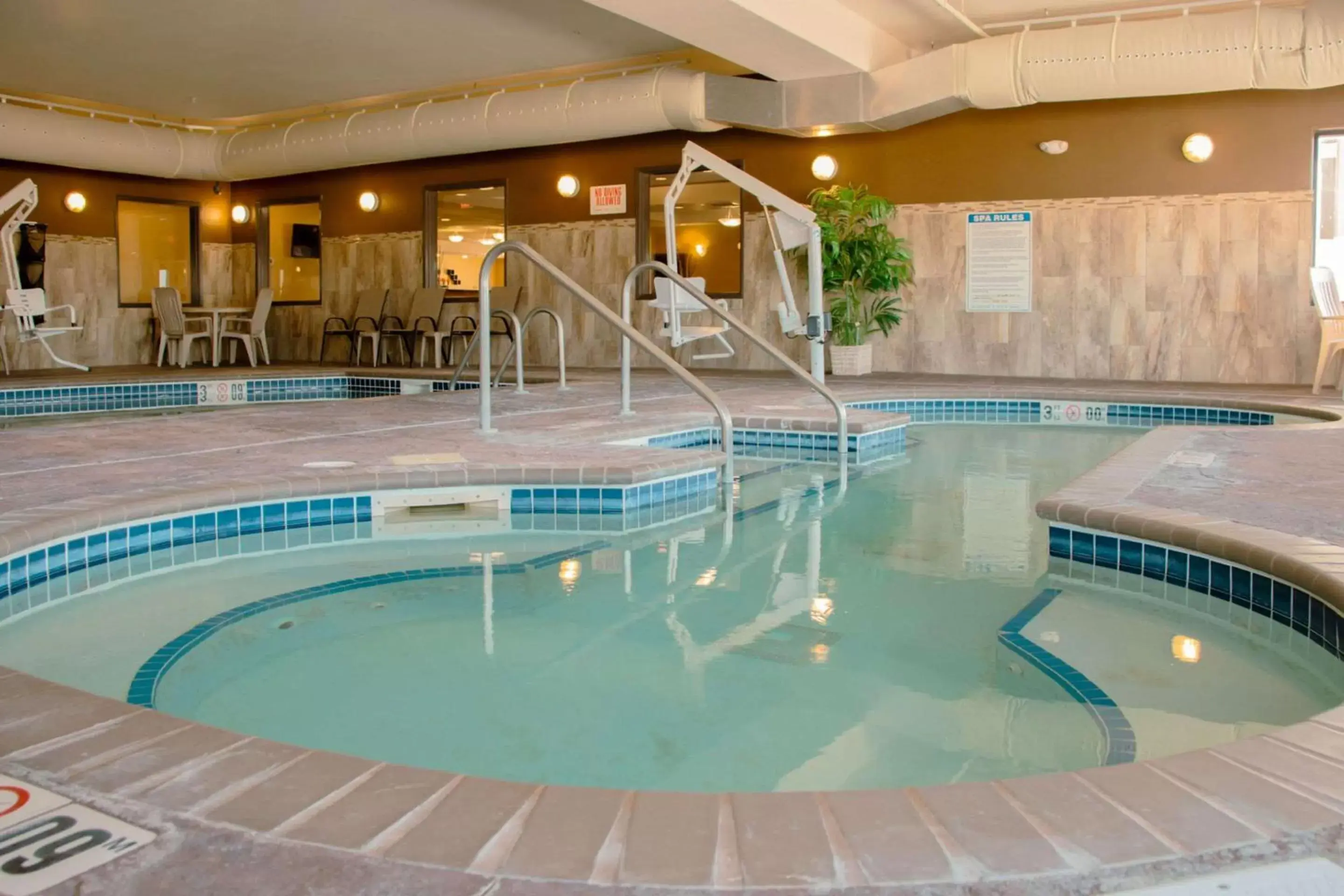 Swimming Pool in Expressway Suites of Grand Forks
