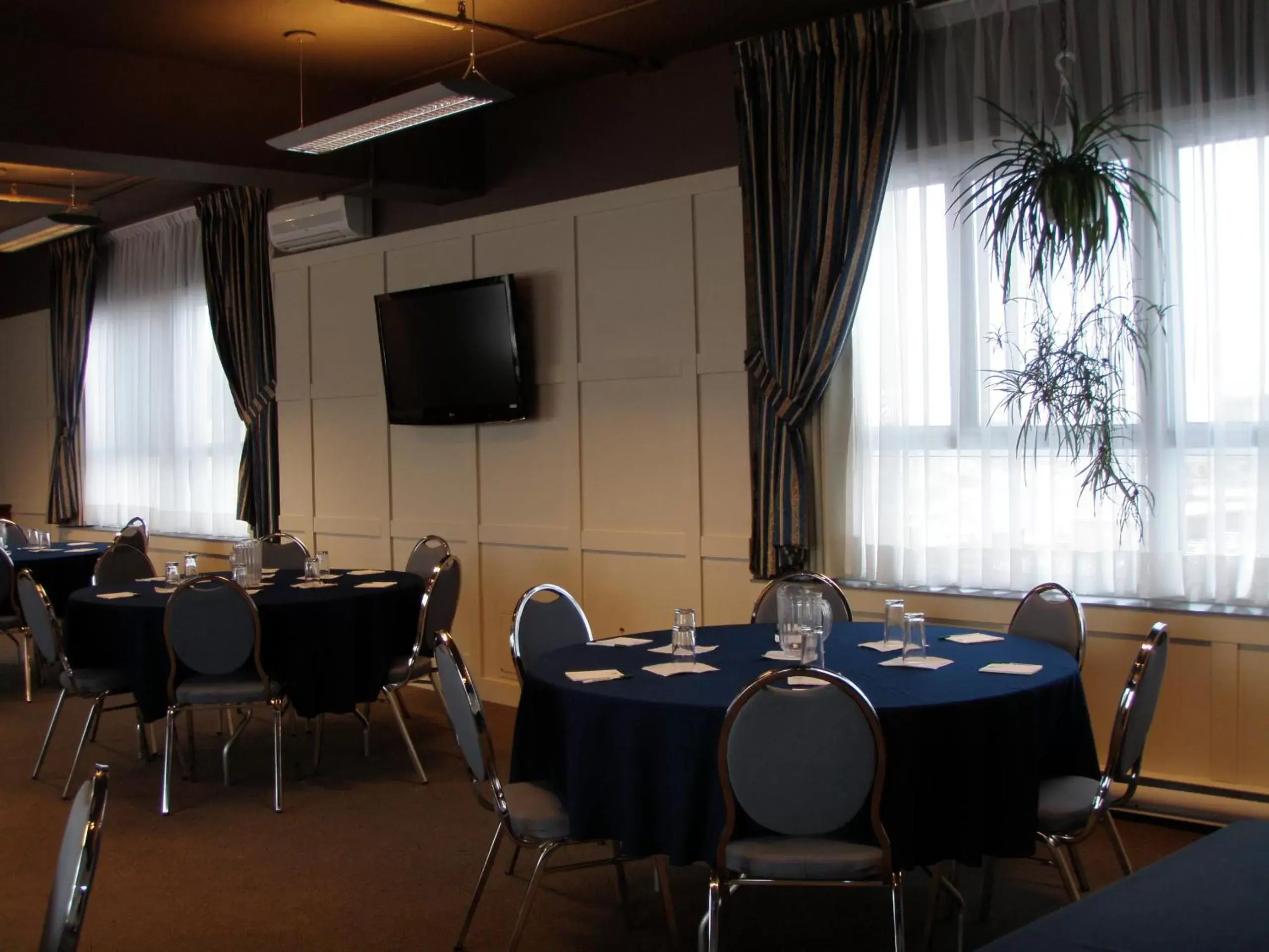 Banquet/Function facilities, Restaurant/Places to Eat in Hotel les Suites Labelle