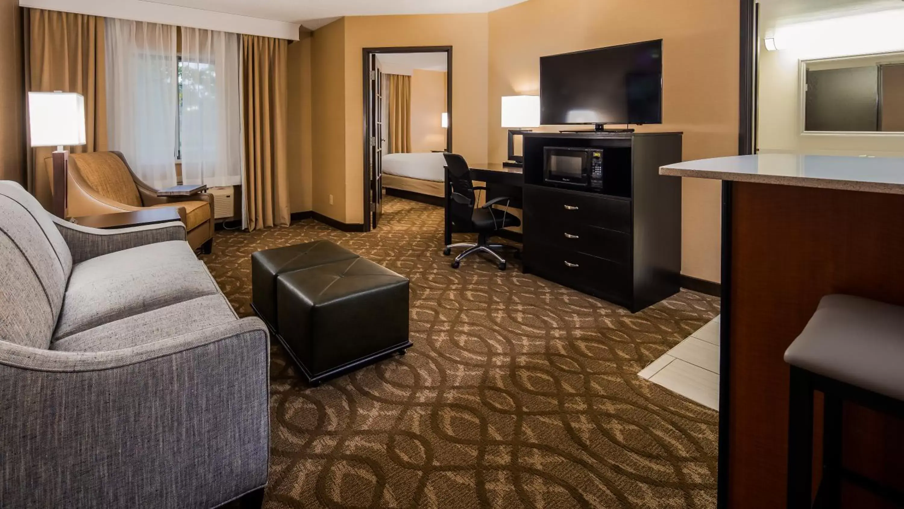 Bedroom, TV/Entertainment Center in Best Western Okemos/East Lansing Hotel & Suites