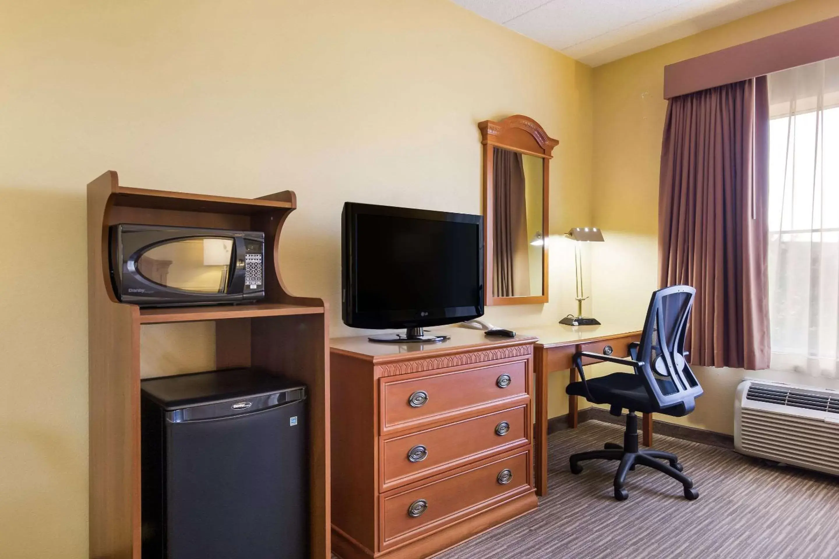 Photo of the whole room, TV/Entertainment Center in Quality Inn & Suites CVG Airport