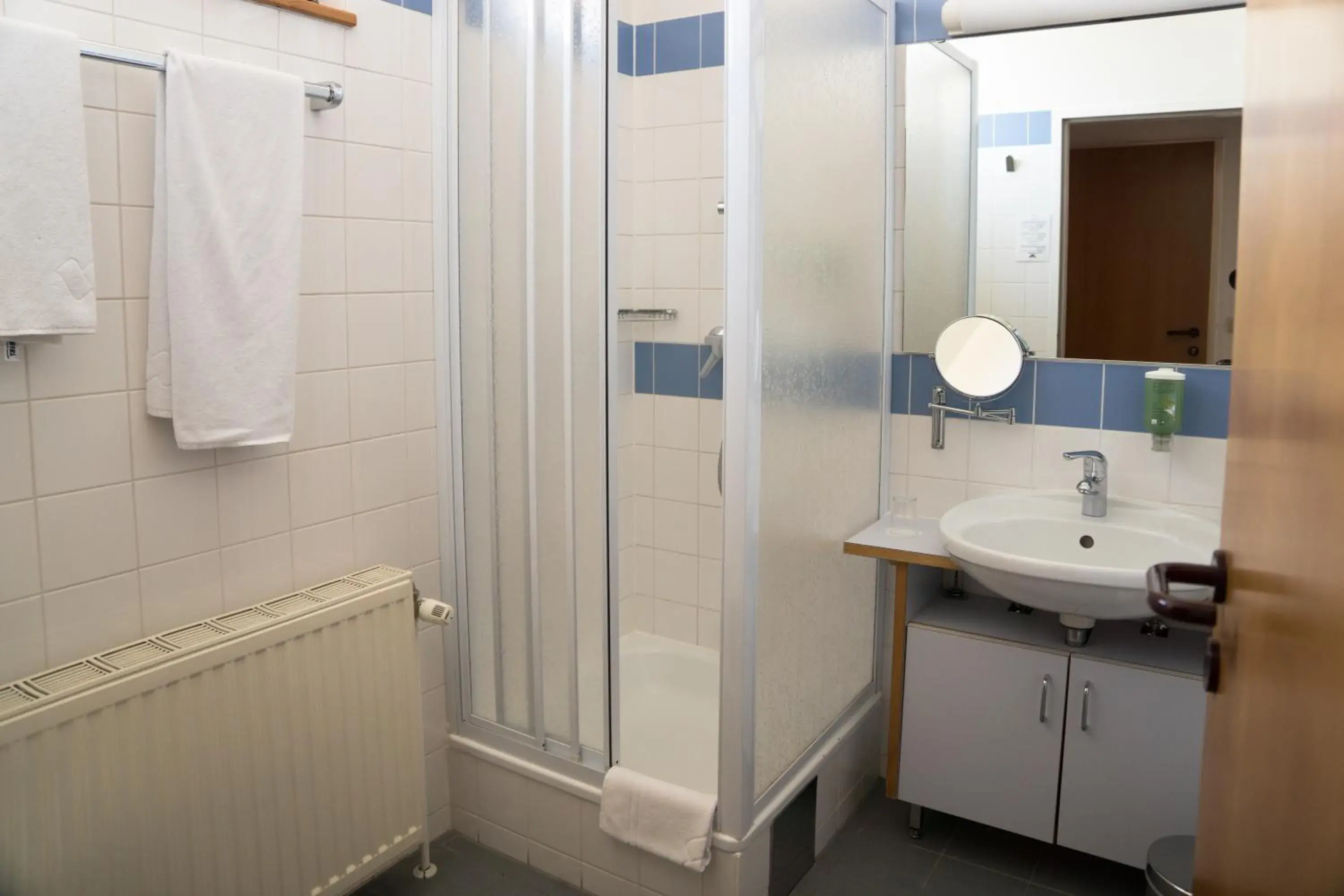 Shower, Bathroom in Am Spiegeln dialog.hotel.wien