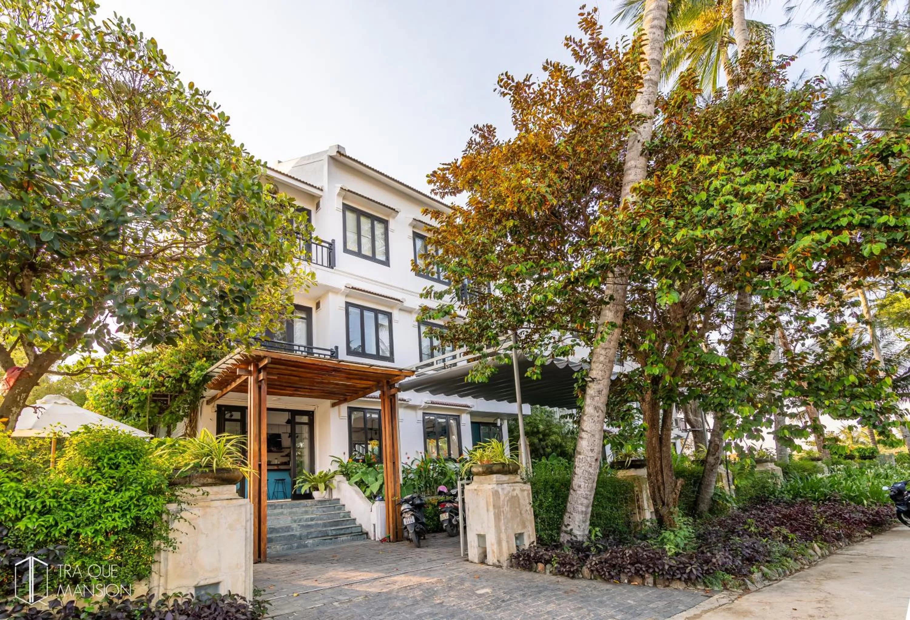 Day in Tra Que Mansion