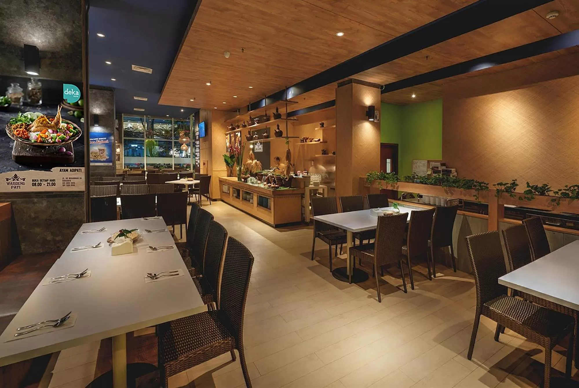 Restaurant/places to eat in Deka Hotel Surabaya HR Muhammad