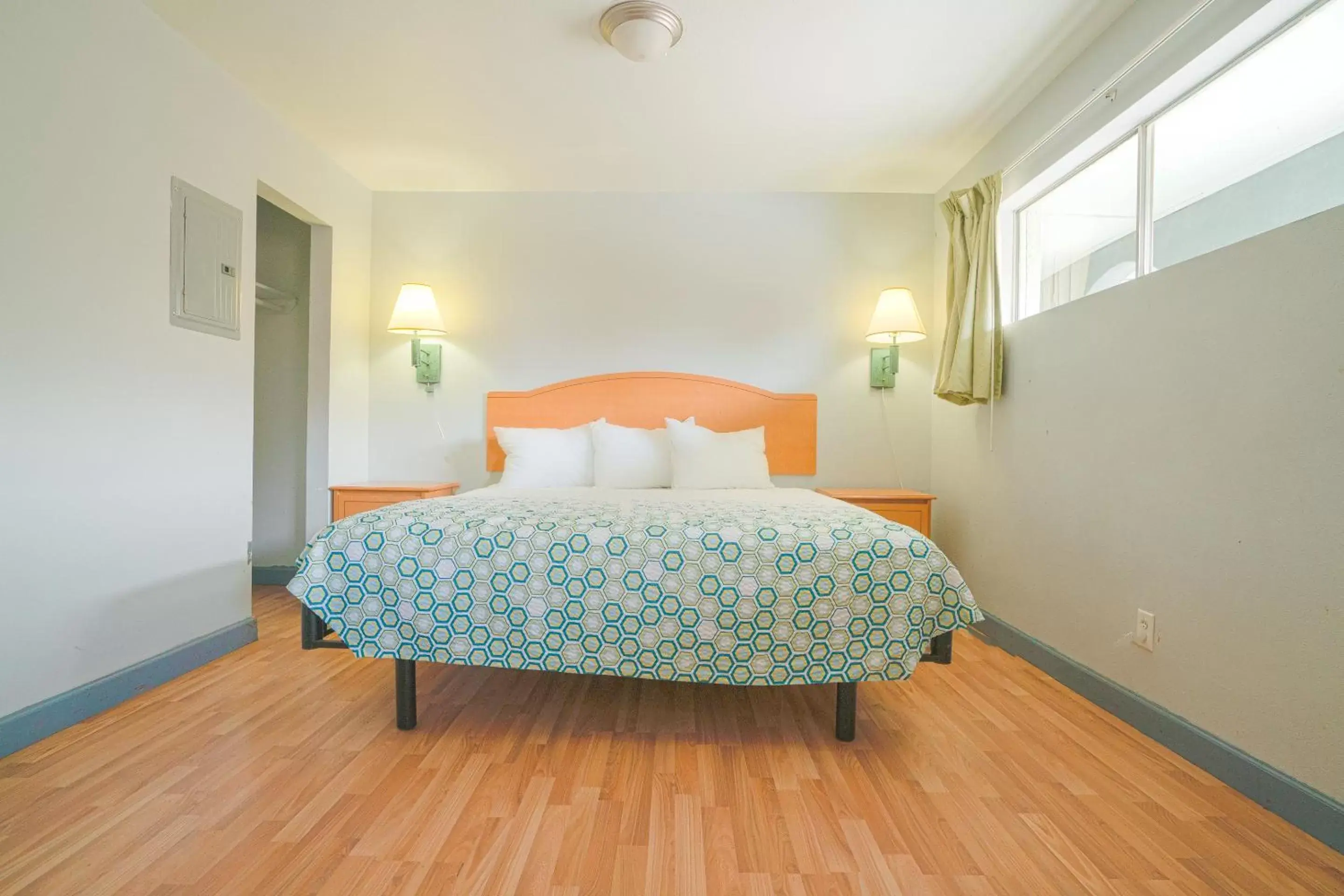 Bedroom, Bed in OYO Hotel Midland