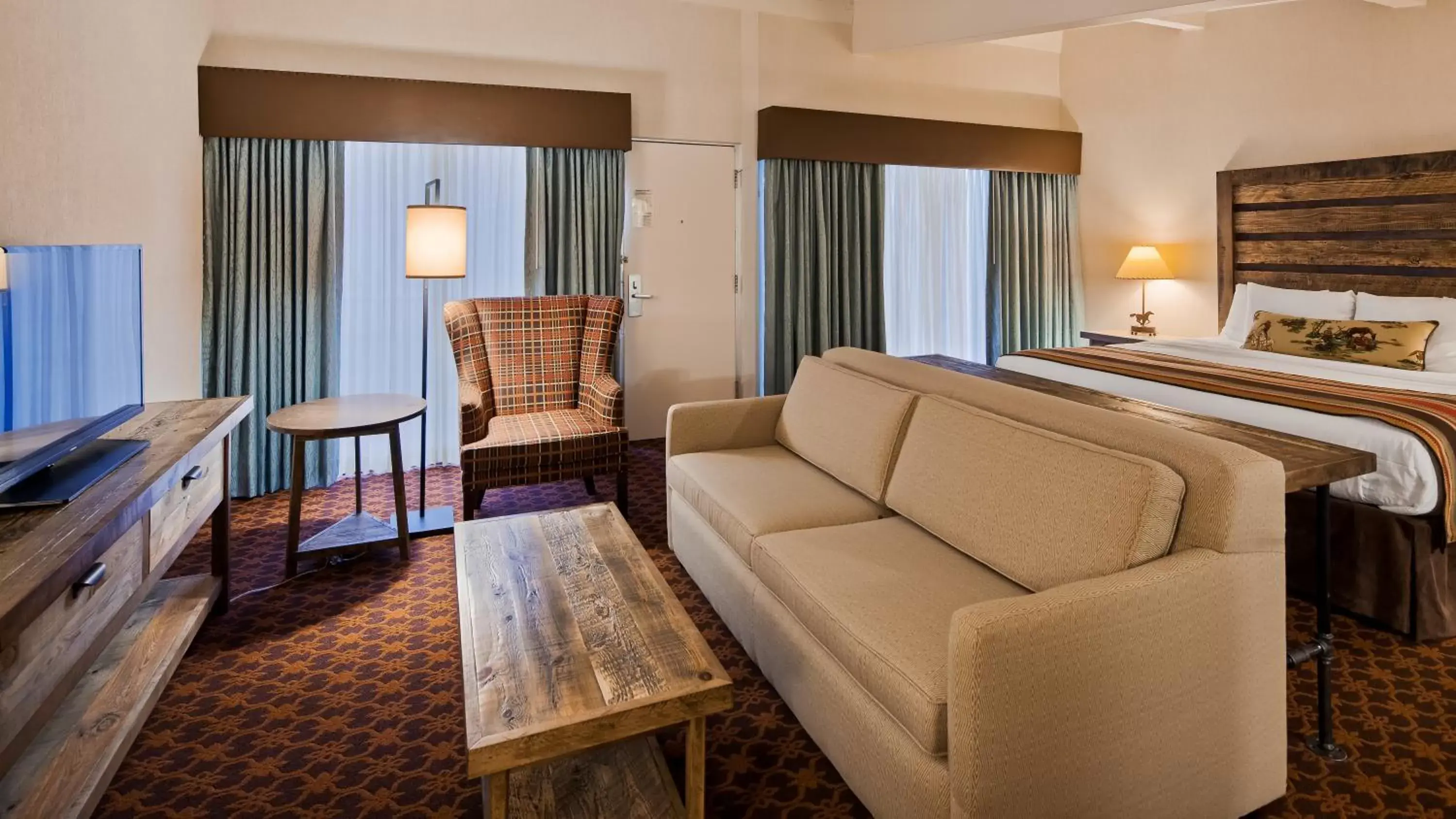 Bedroom, Seating Area in Best Western Outlaw Inn