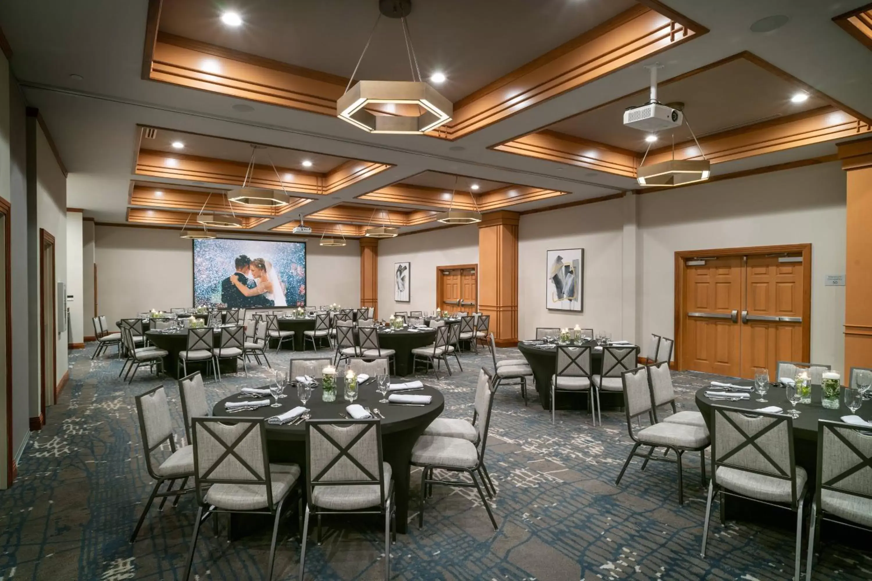 Meeting/conference room, Restaurant/Places to Eat in Delta Hotels by Marriott Huntington Mall
