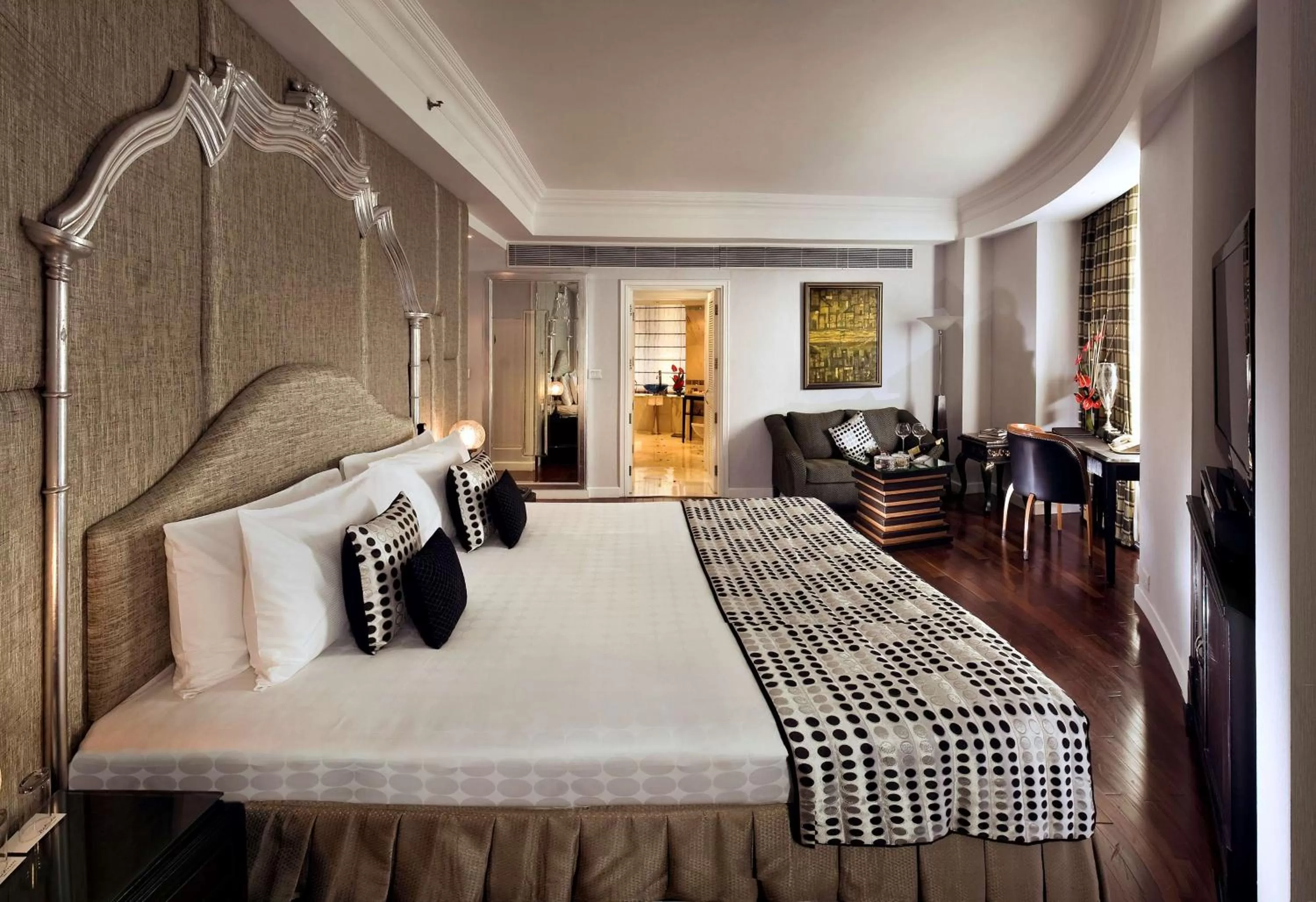 Photo of the whole room, Bed in Radisson Blu MBD Hotel Noida