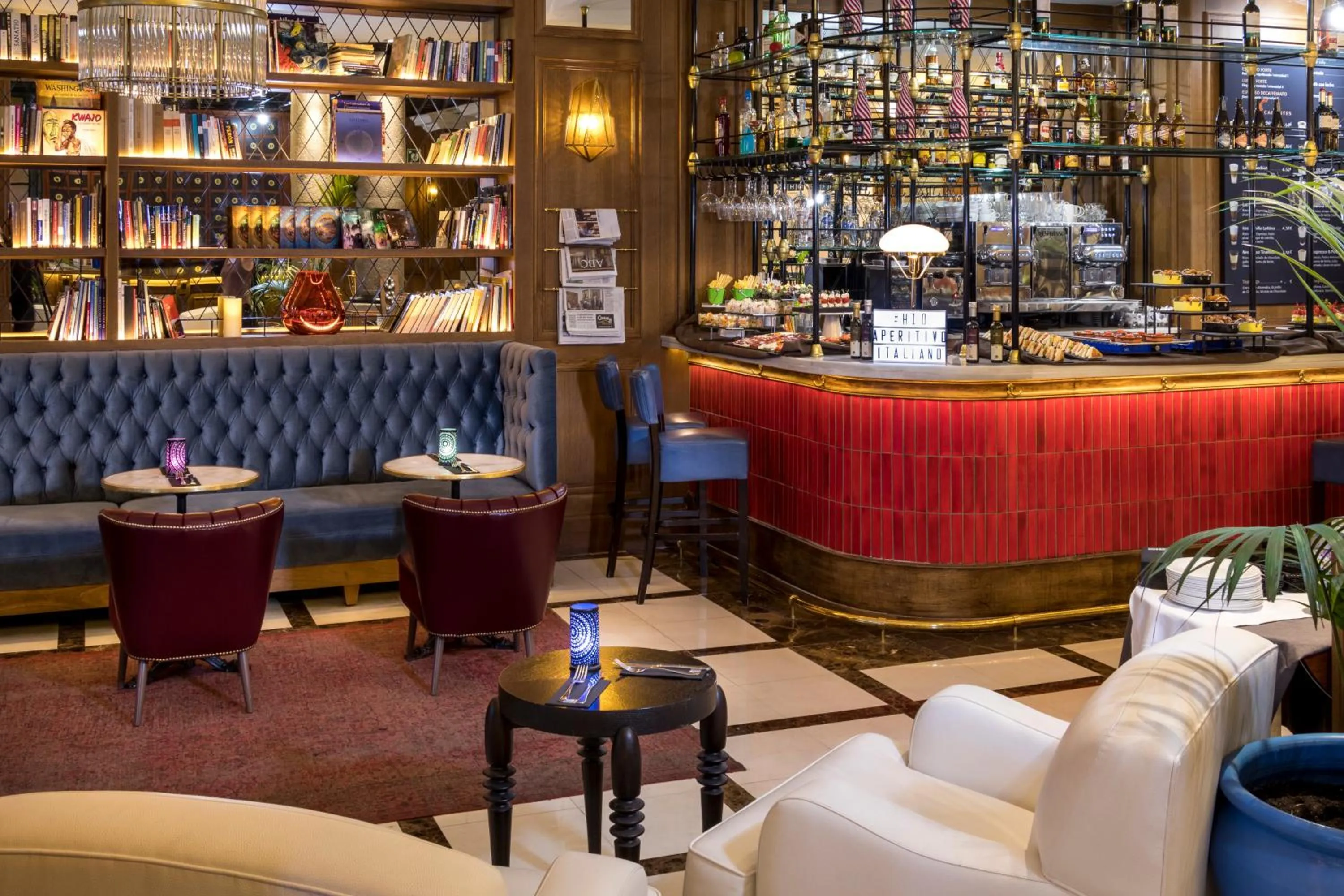 Evening entertainment in Boutique Hotel H10 Villa de la Reina