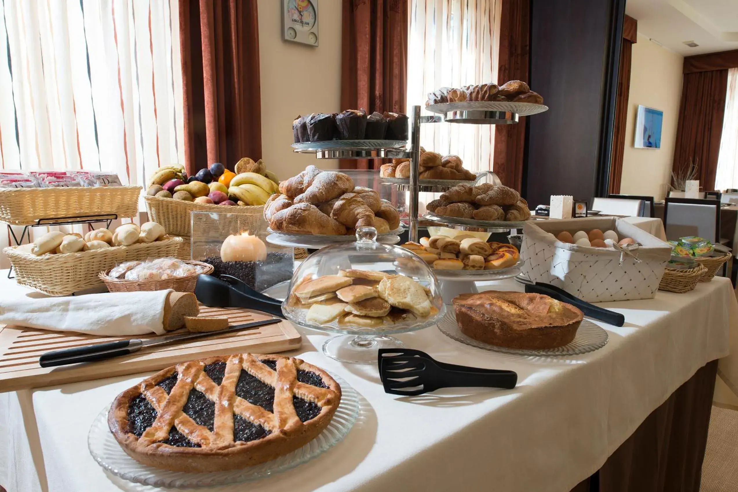 Day, Breakfast in Hotel Guglielmo