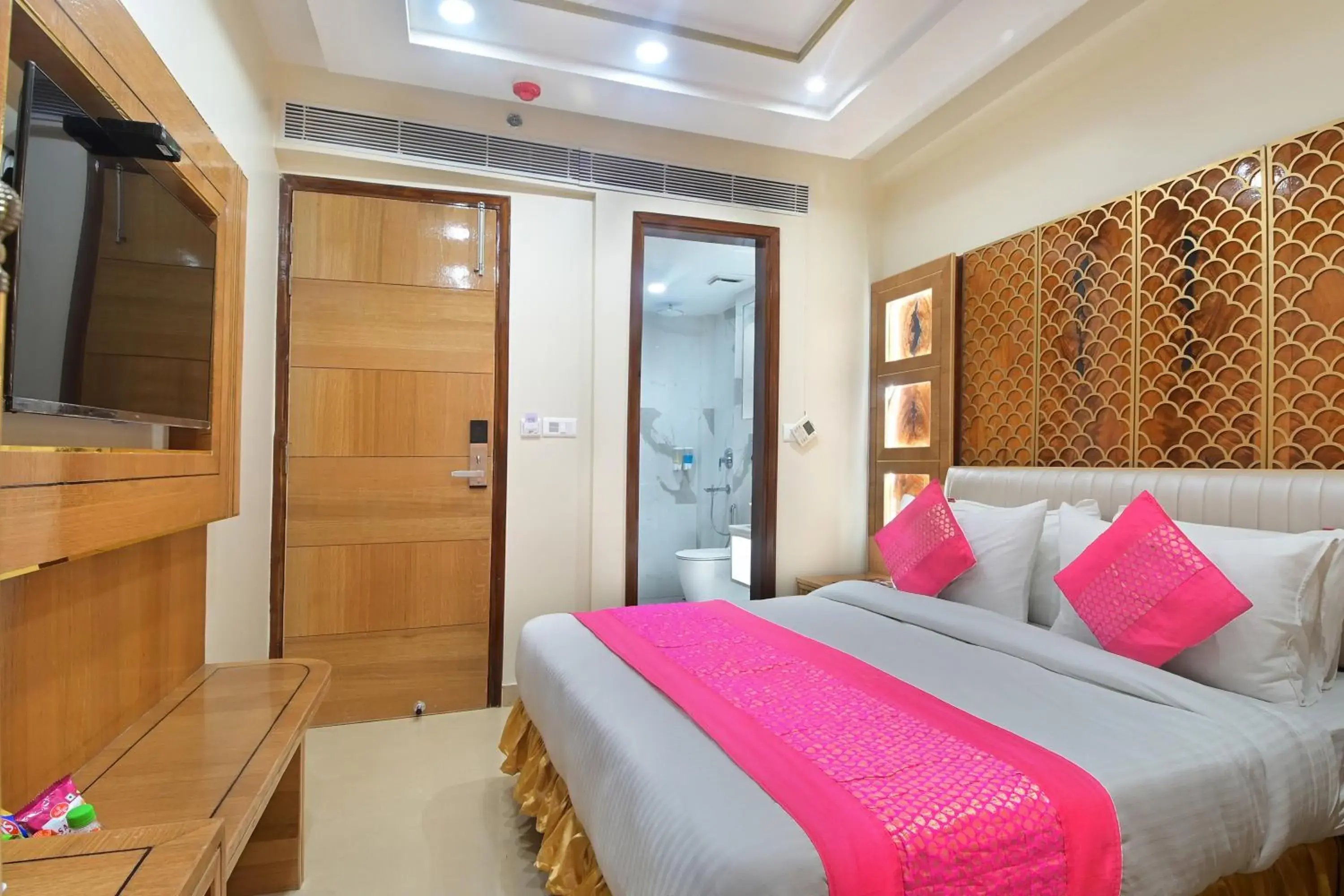 Bed in Hotel Gold Palace - 03 Mins Walk From New Delhi Railway Station