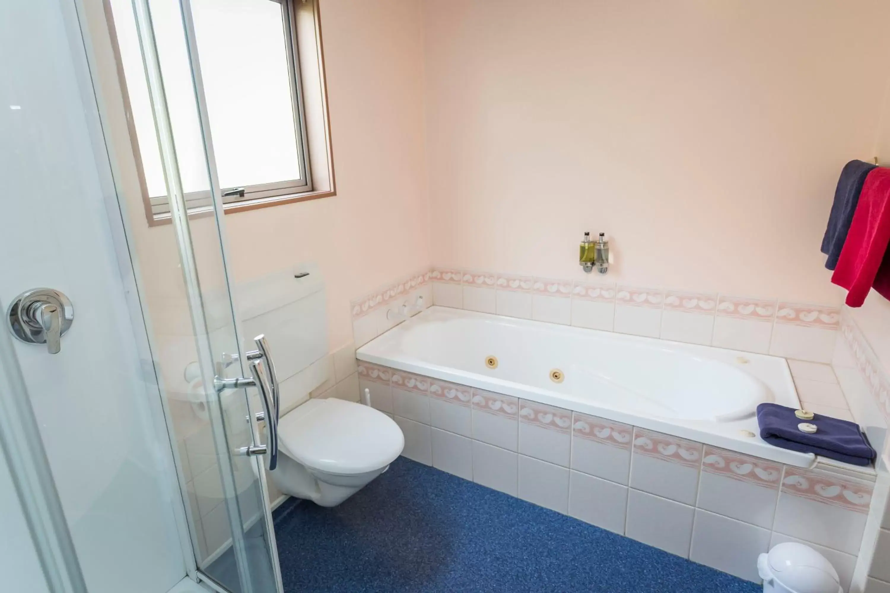 Bathroom in Parklands Motor Lodge