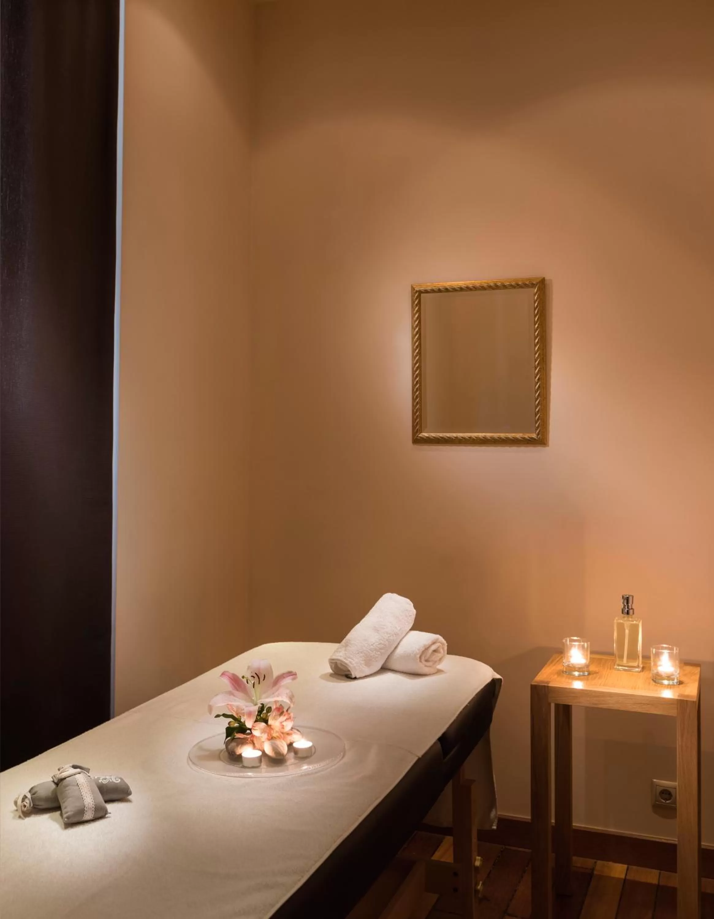 Massage, Bed in GDM Megaron, Historical Monument Hotel