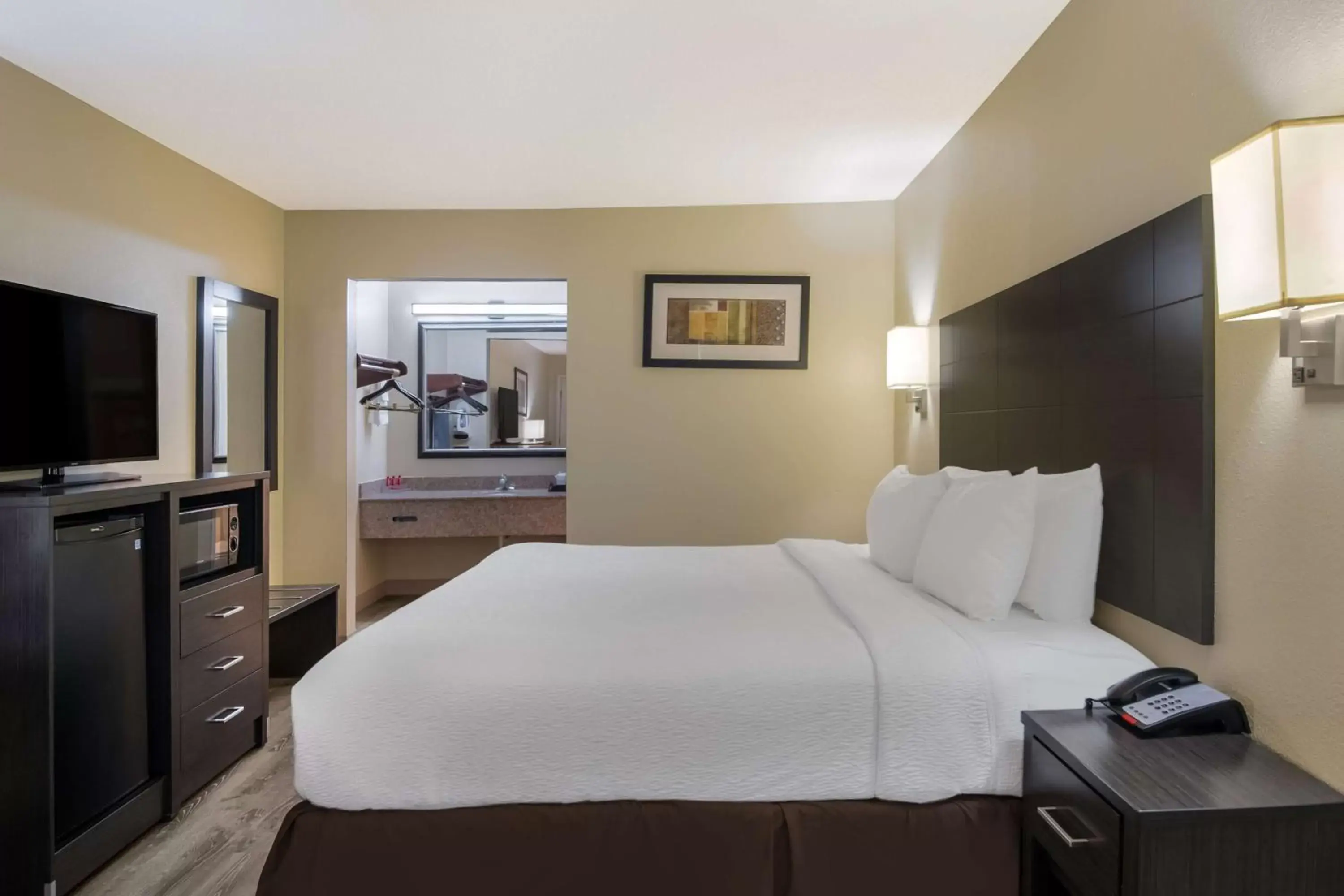 Bedroom, Bed in SureStay Plus Hotel by Best Western Jackson