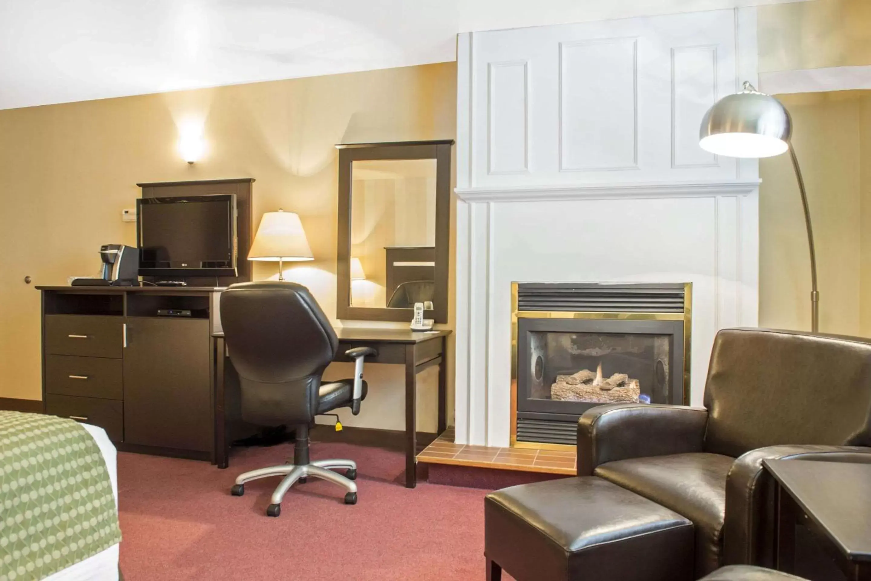 Photo of the whole room, TV/Entertainment Center in Clarion Hotel & Conference Centre Pembroke