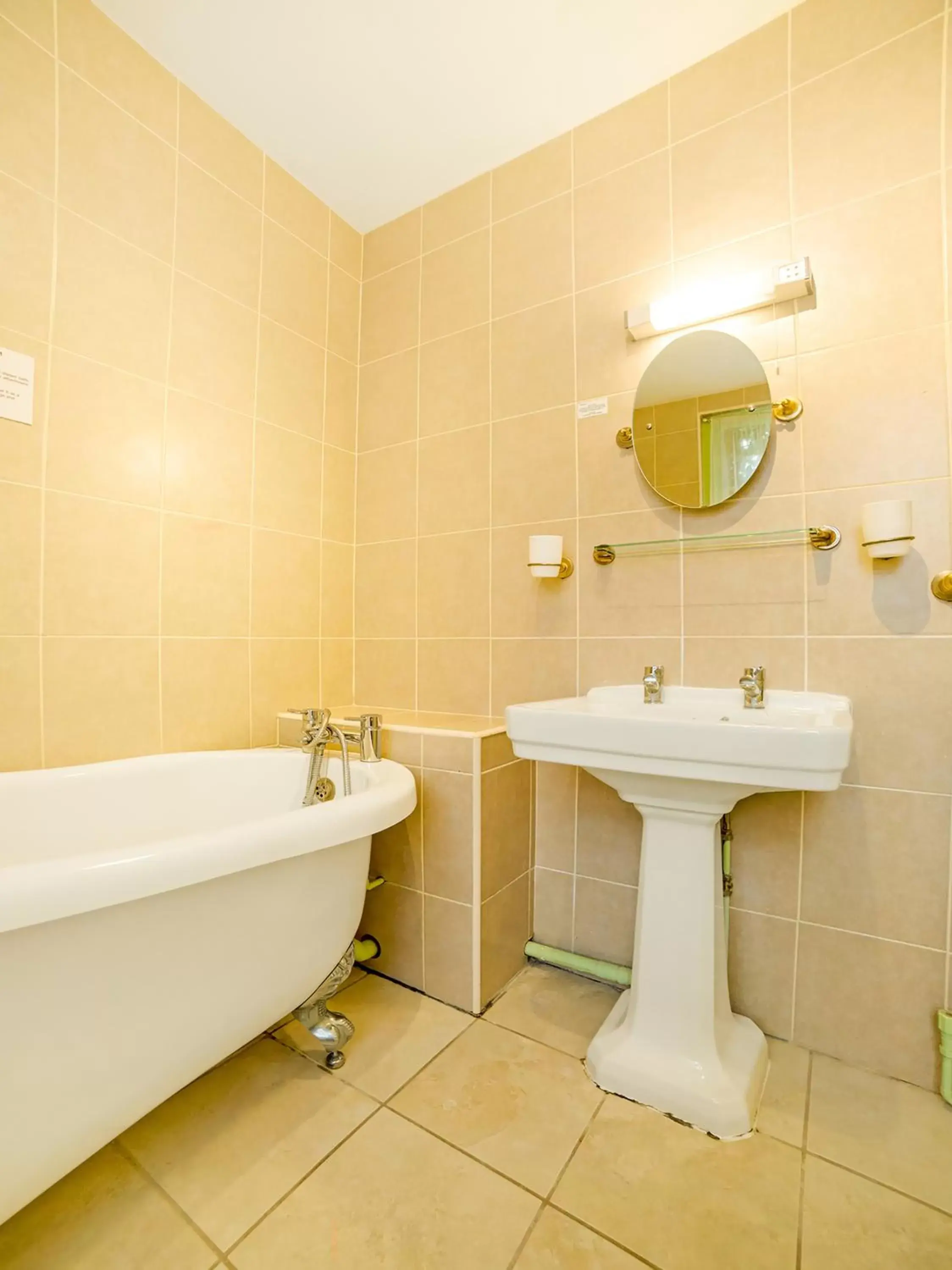 Bathroom in OYO Bailbrook Lodge, Bath