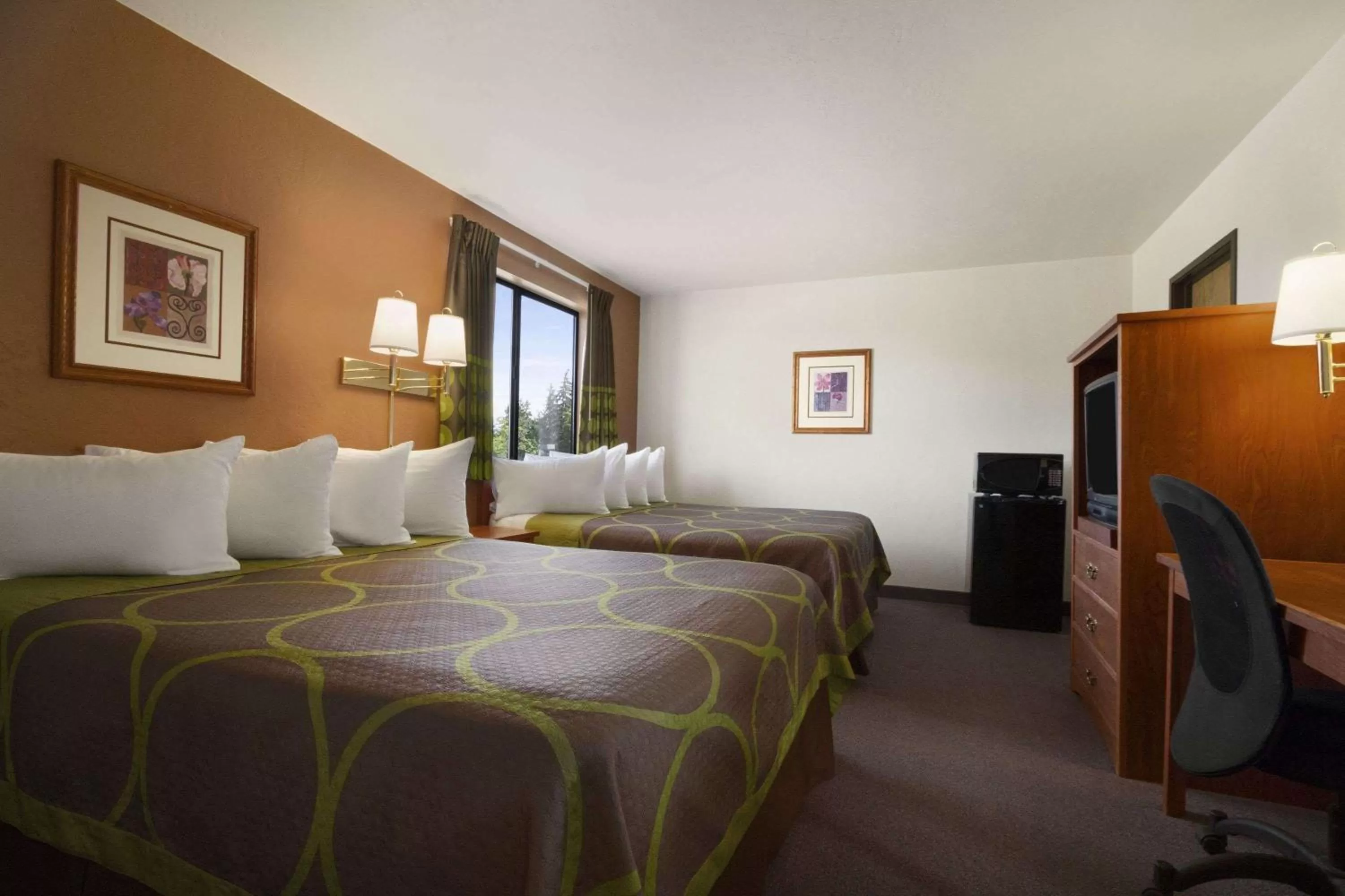 Photo of the whole room, Bed in Super 8 by Wyndham Port Angeles at Olympic National Park