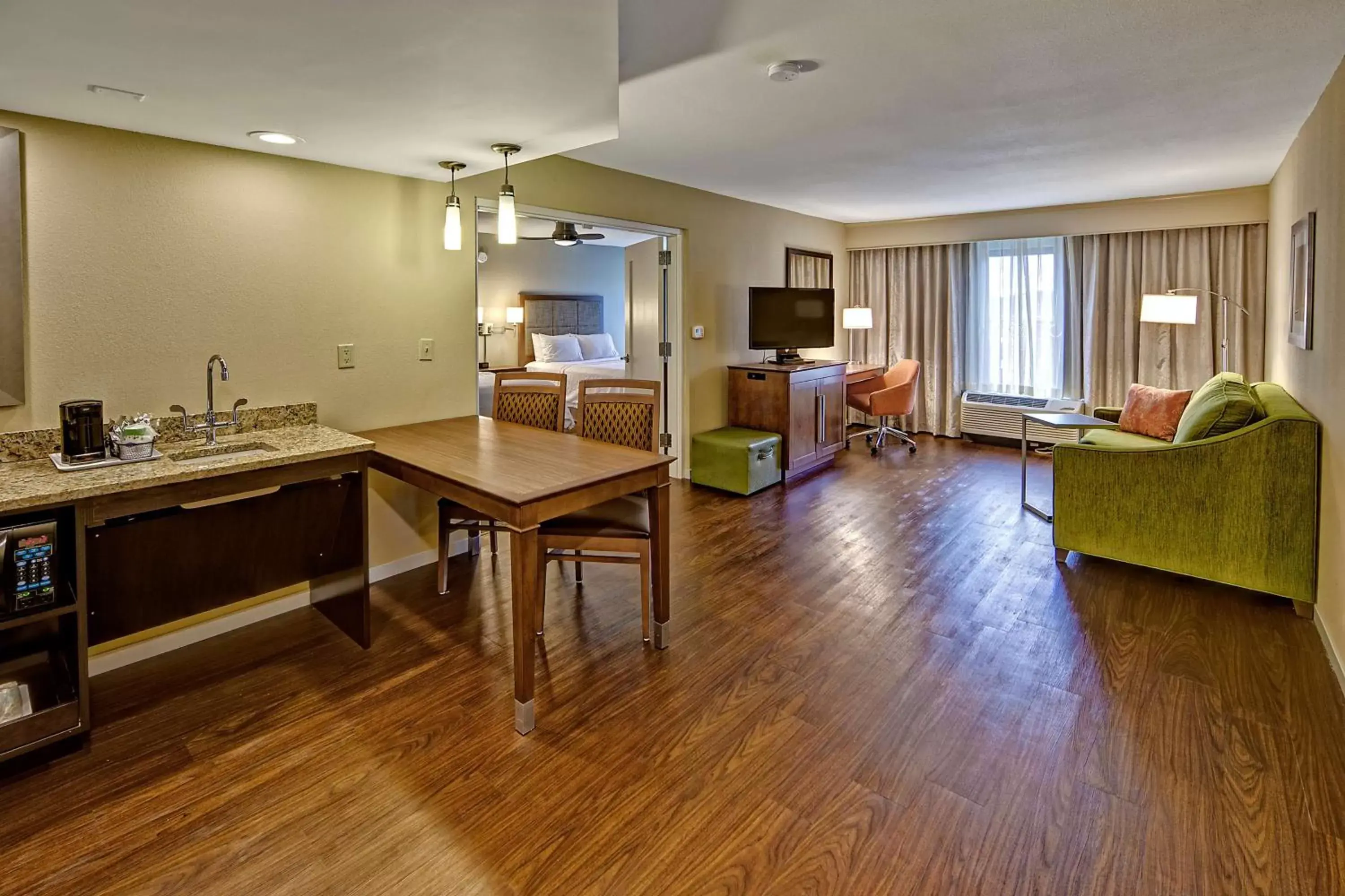 Living room, Kitchen/Kitchenette in Hampton Inn and Suites Asheville Airport