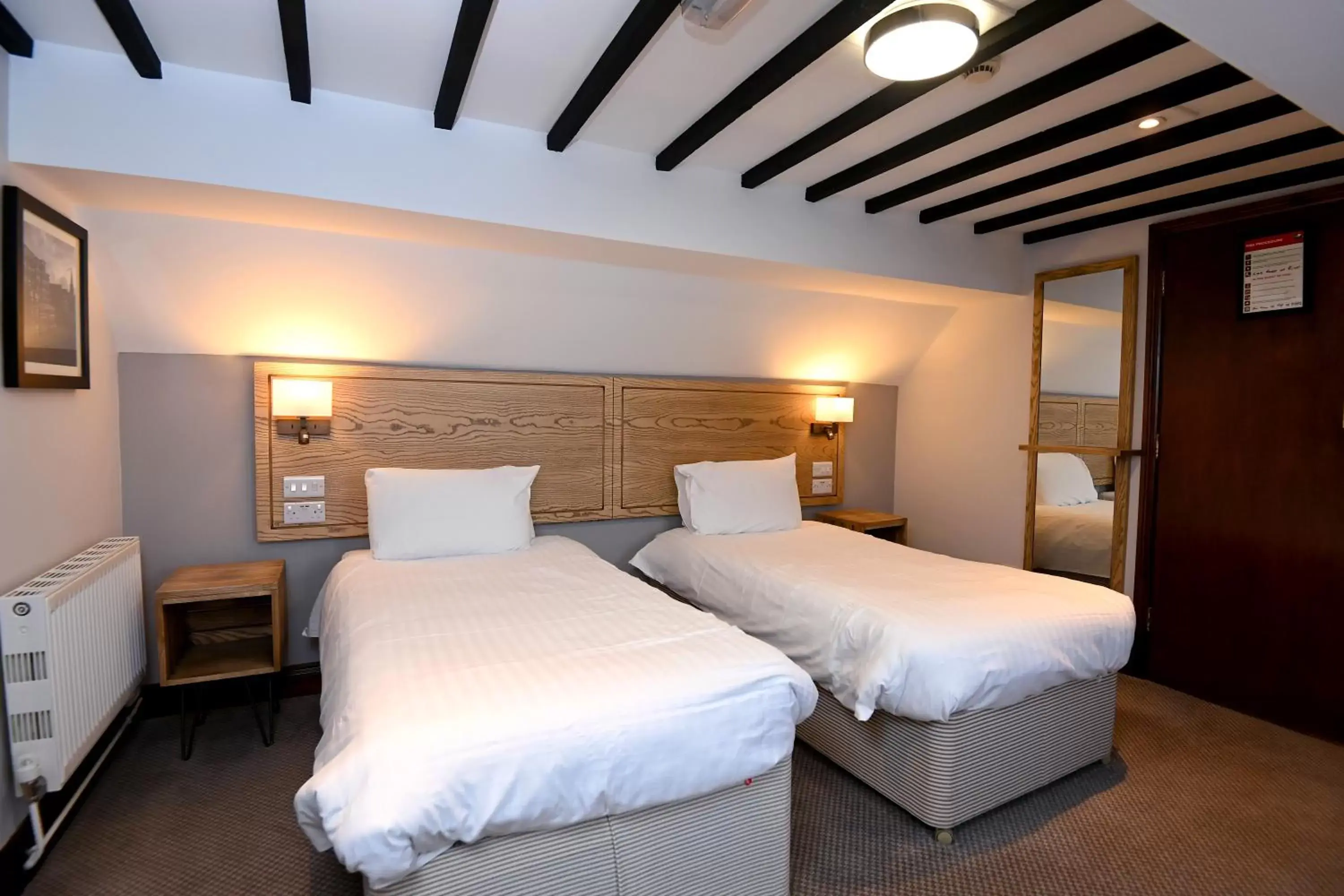Bedroom, Bed in Swan, Thatcham by Marston's Inns