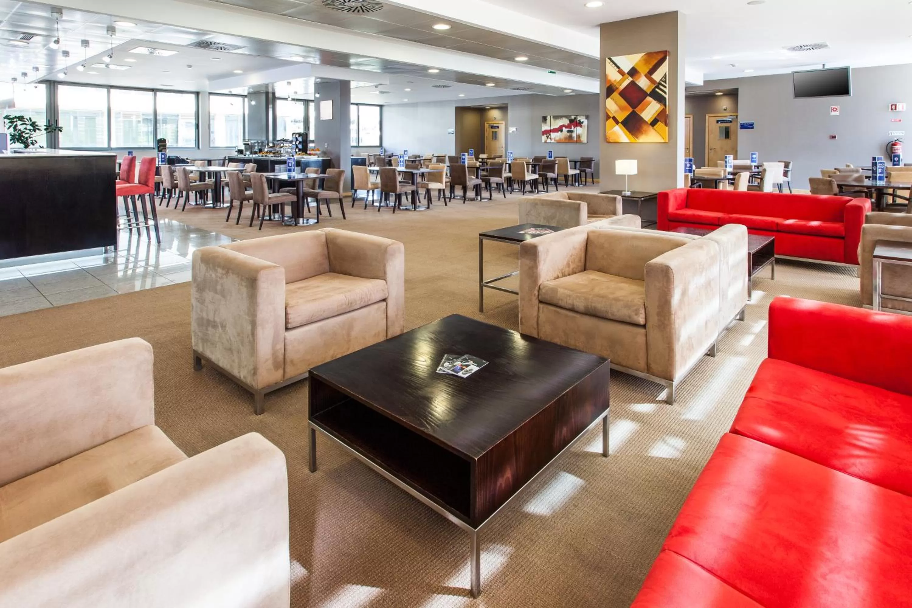 Communal lounge/ TV room in Holiday Inn Express Lisbon-Oeiras by IHG