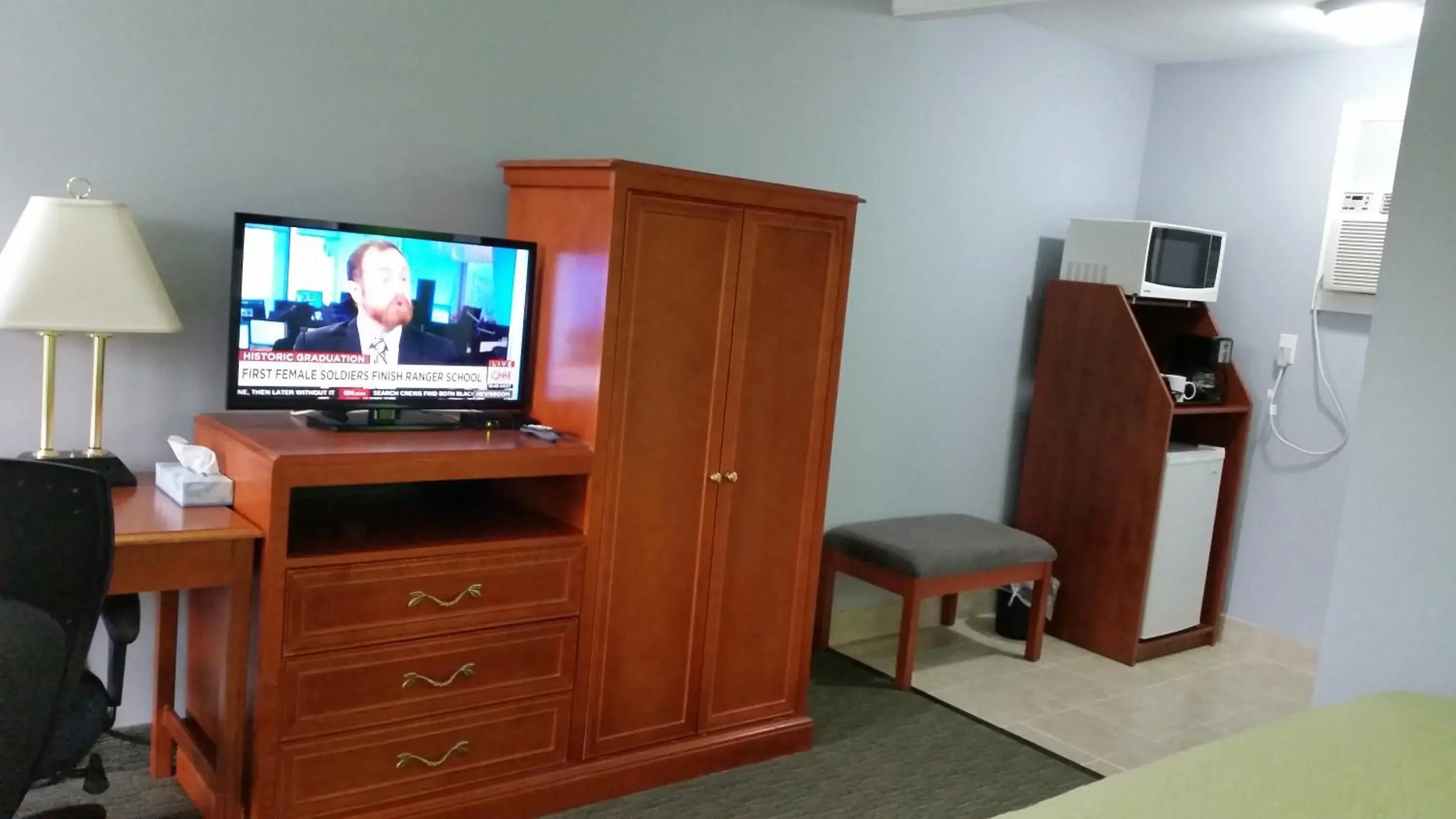 Photo of the whole room, TV/Entertainment Center in Nipissing Inn