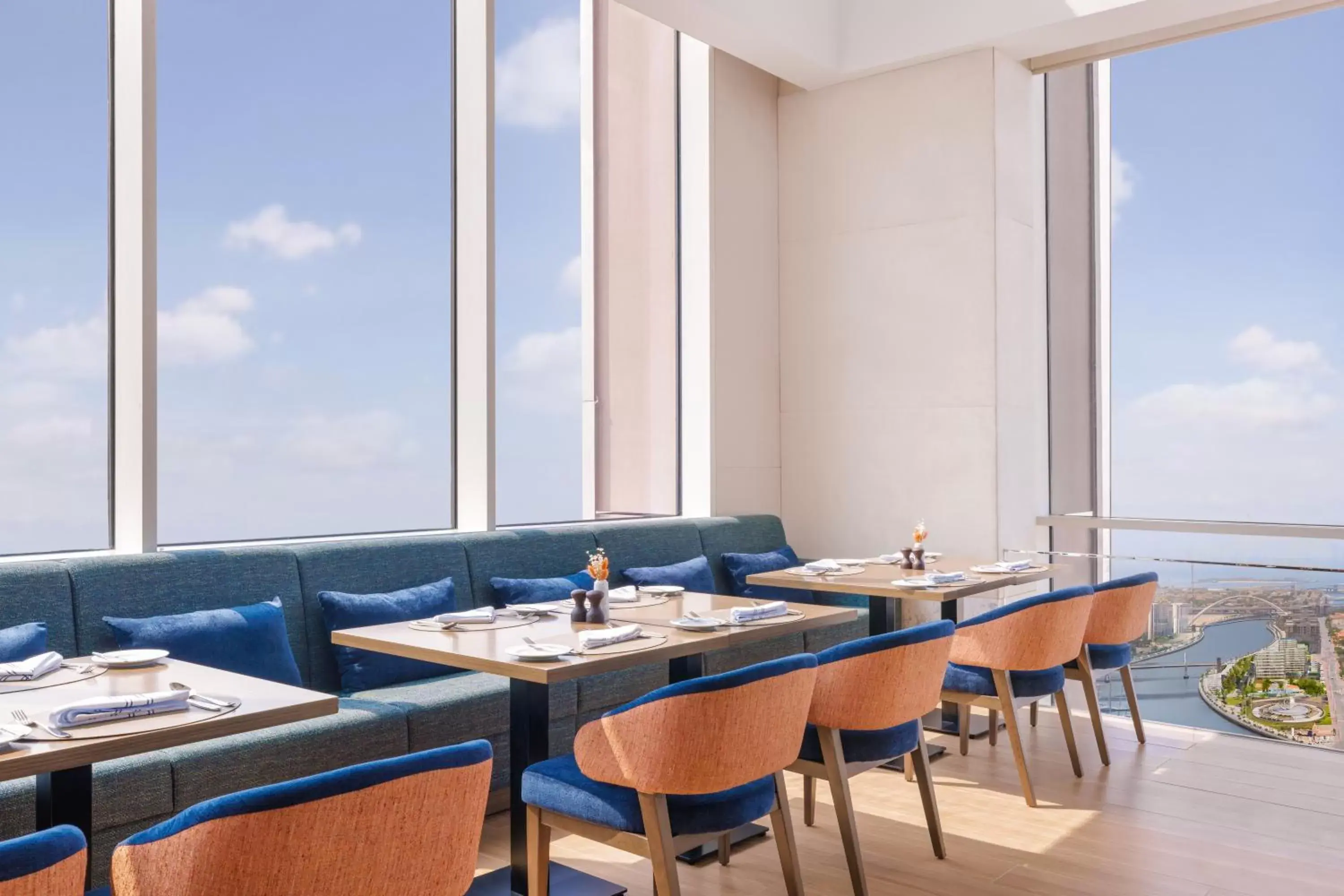 Lounge or bar, Restaurant/Places to Eat in Hilton Dubai Al Habtoor City