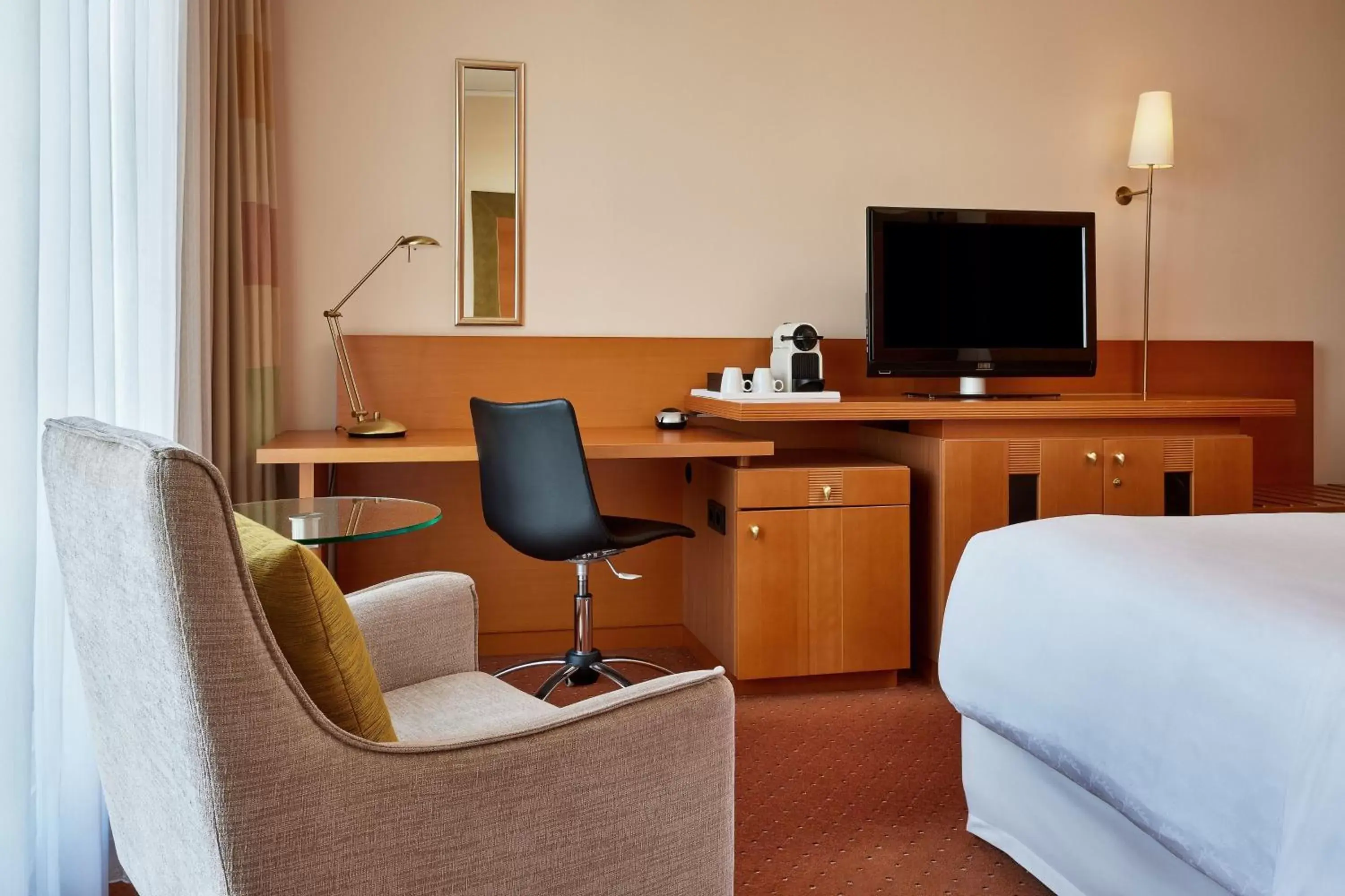 Photo of the whole room, TV/Entertainment Center in Sheraton Duesseldorf Airport Hotel