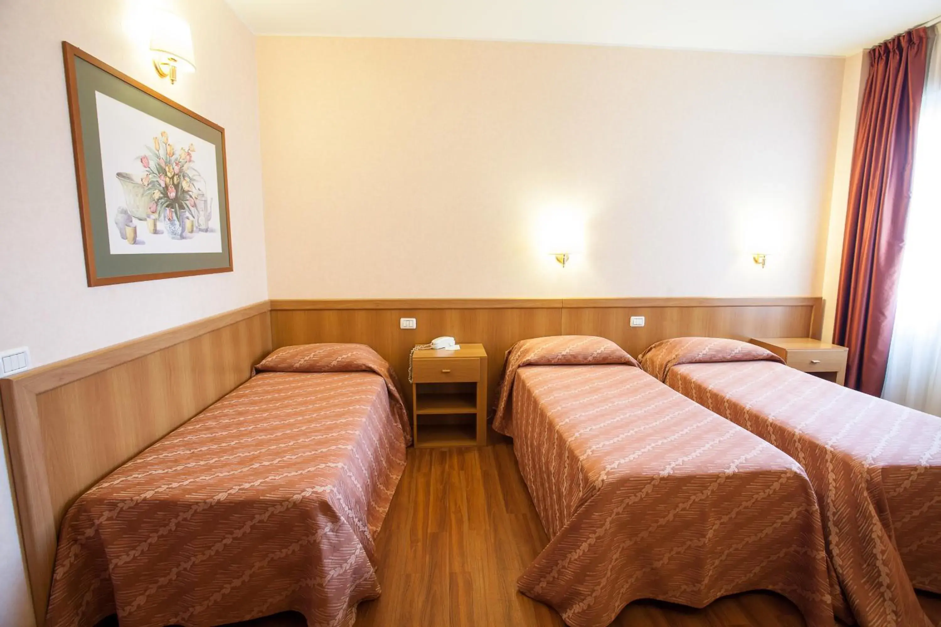 Triple Room in Hotel Esperia Triple Room in Hotel Esperia