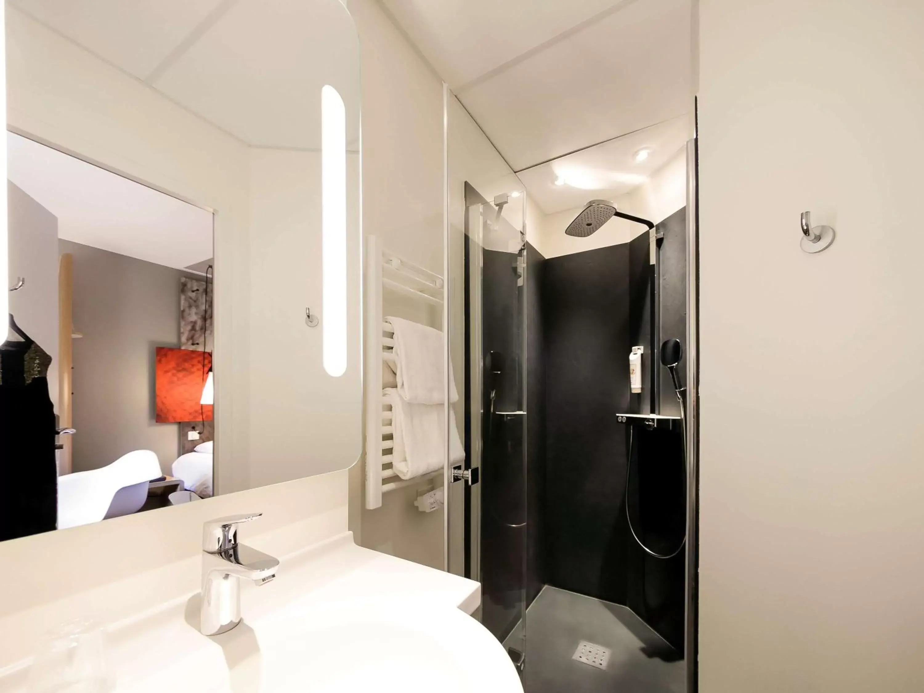 Photo of the whole room, Bathroom in ibis Besançon Centre Ville