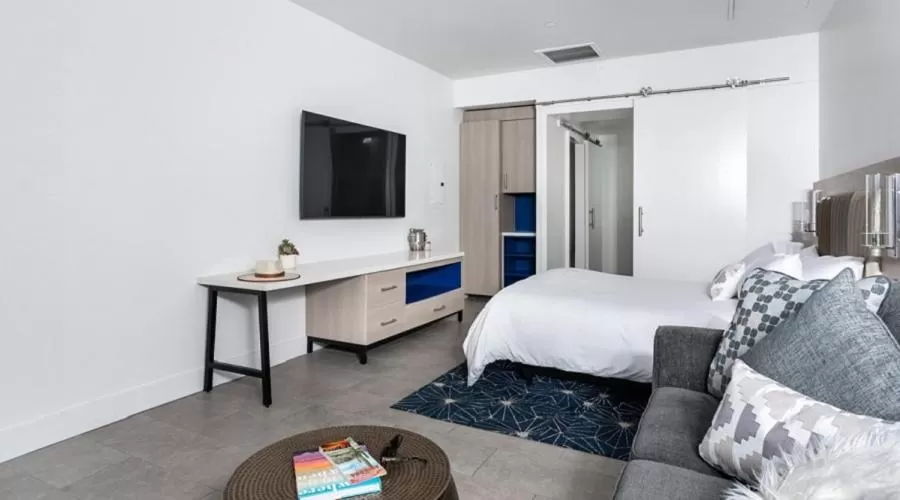 Photo of the whole room, Bed in Heat Hotel