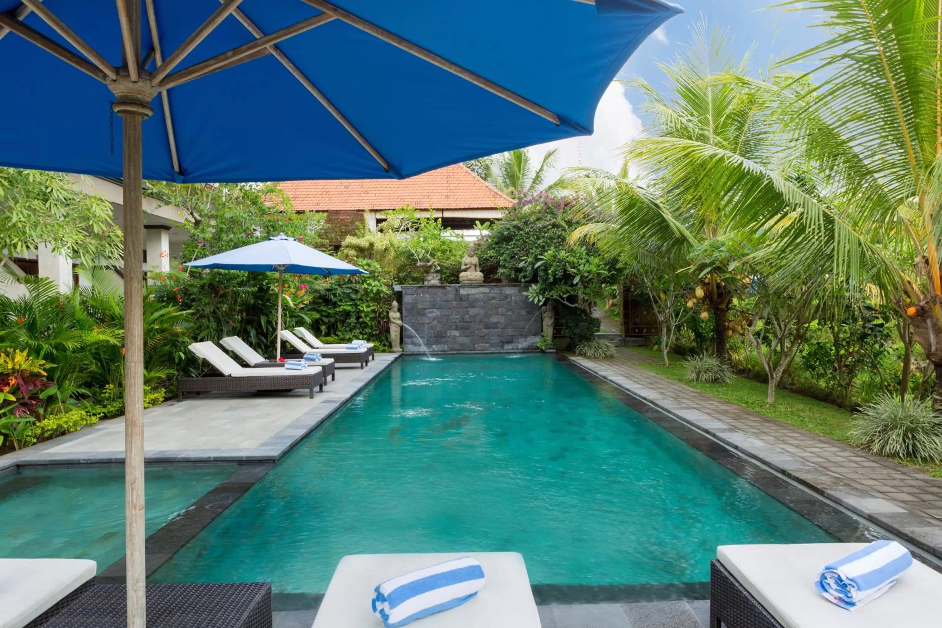 Swimming pool in Kiskenda Cottages & Restaurant