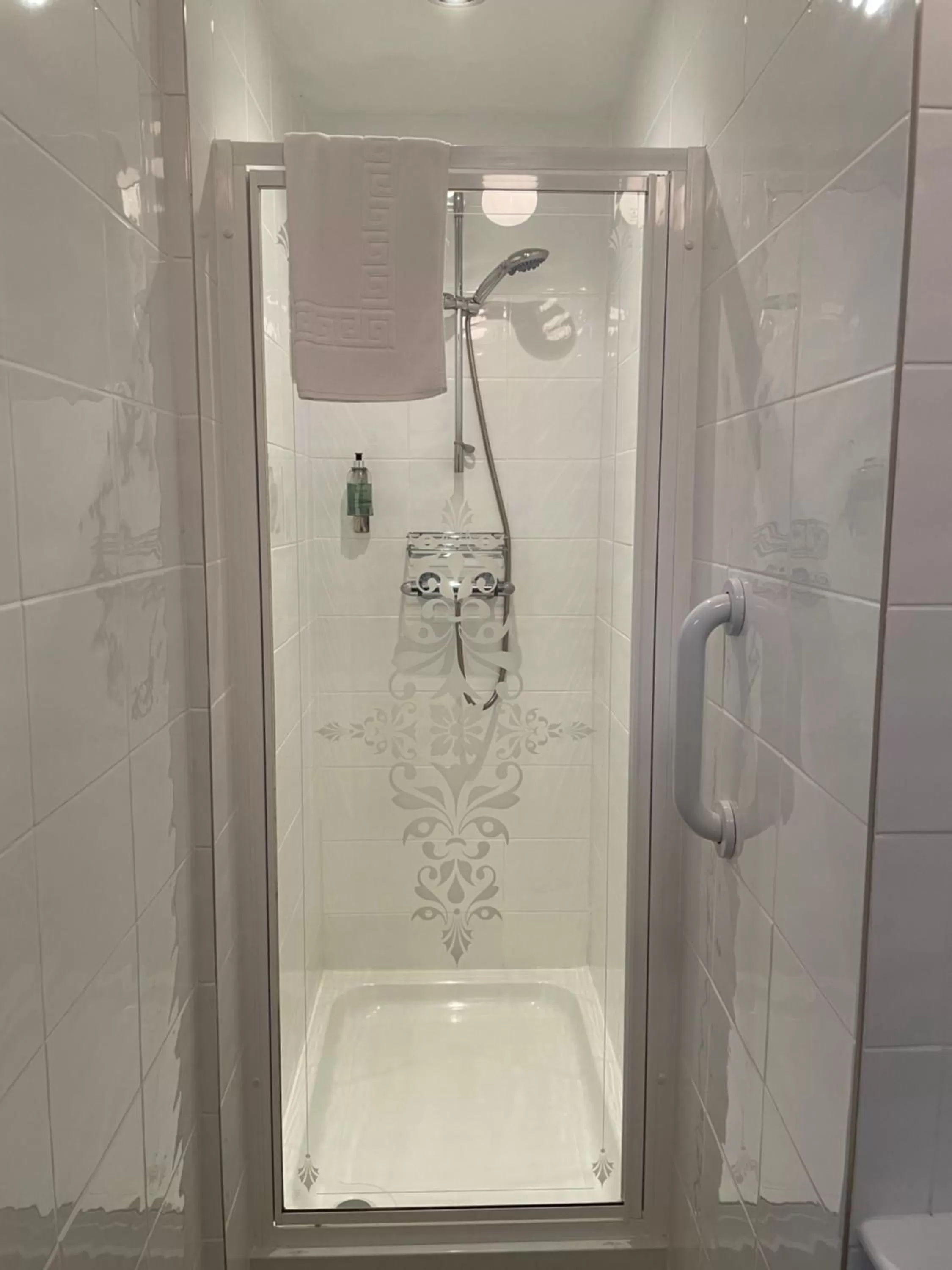 Property building, Bathroom in Birkdale Guest House