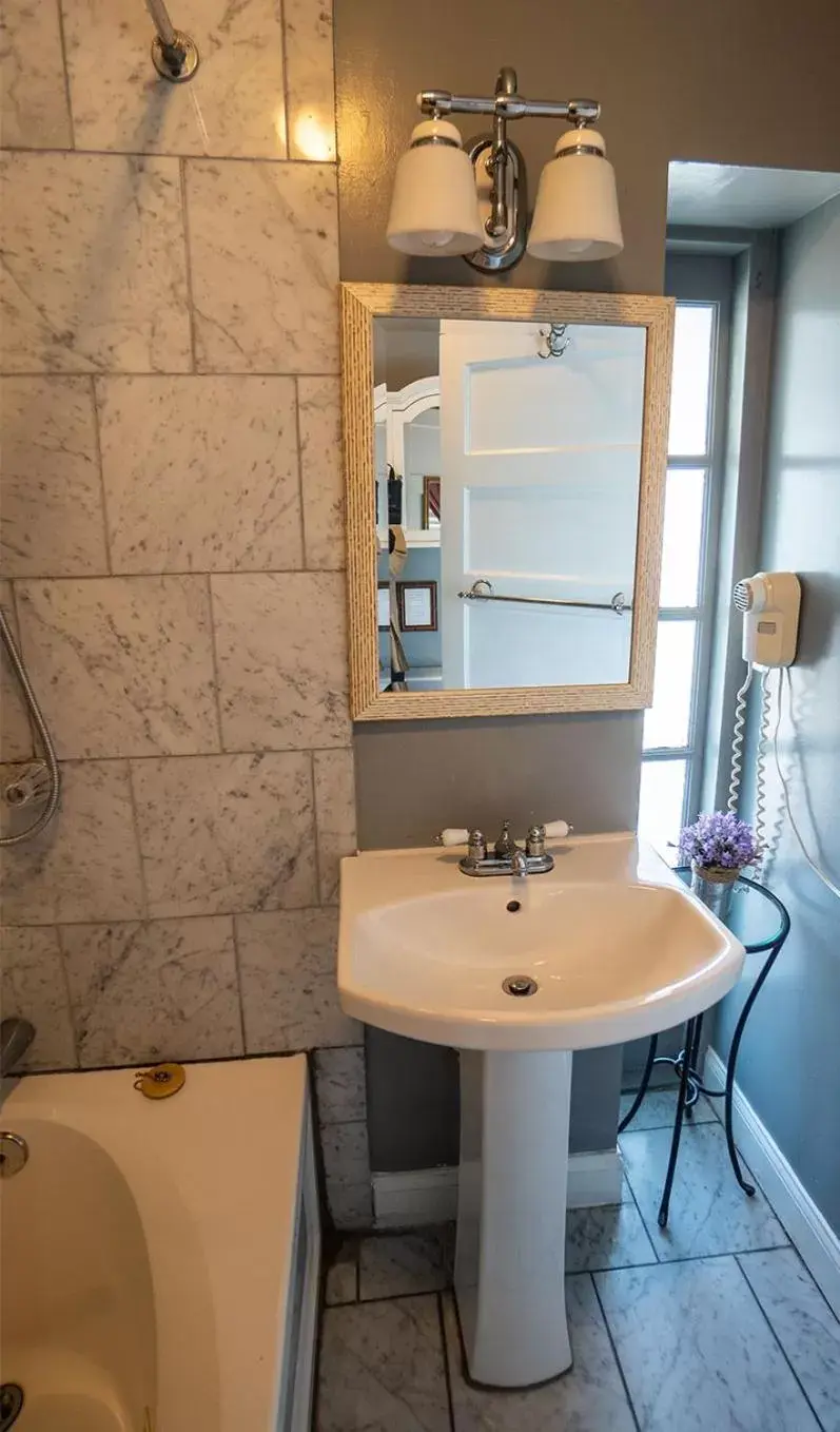 Bathroom in Casablanca Inn on the Bay