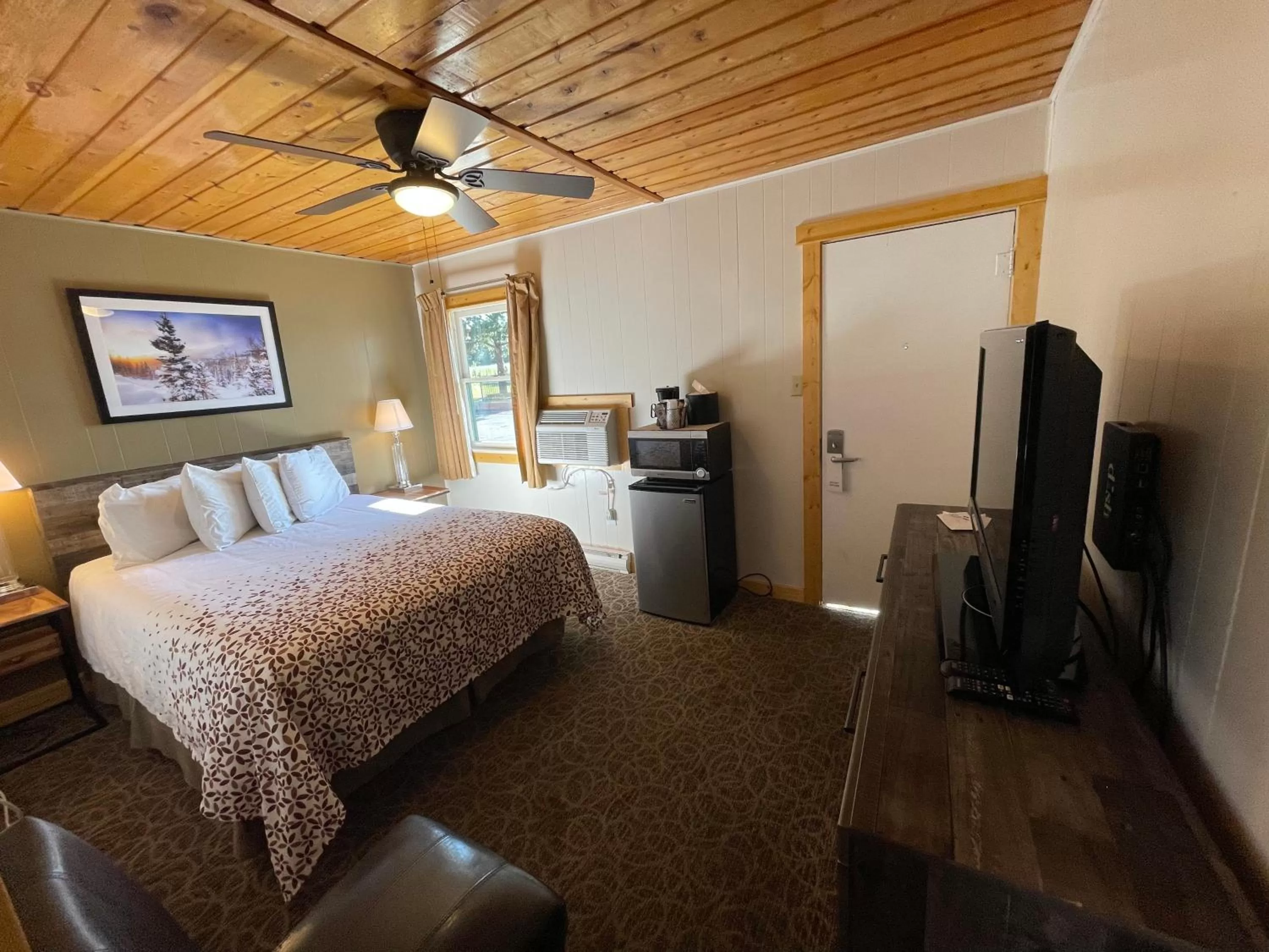 Photo of the whole room, Bed in Estes Mountain Inn