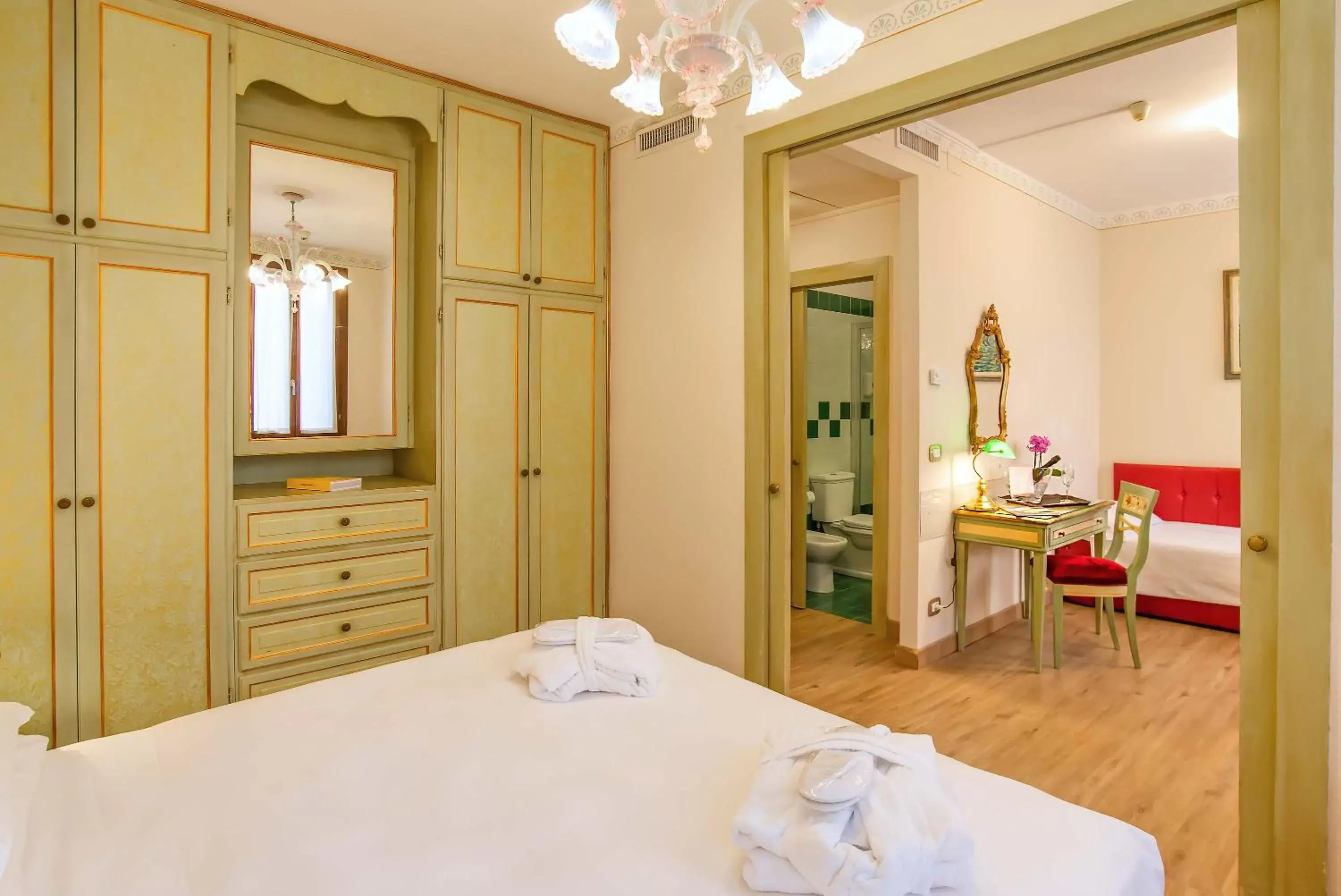 Bedroom, Bed in Hotel La Fenice et Des Artistes