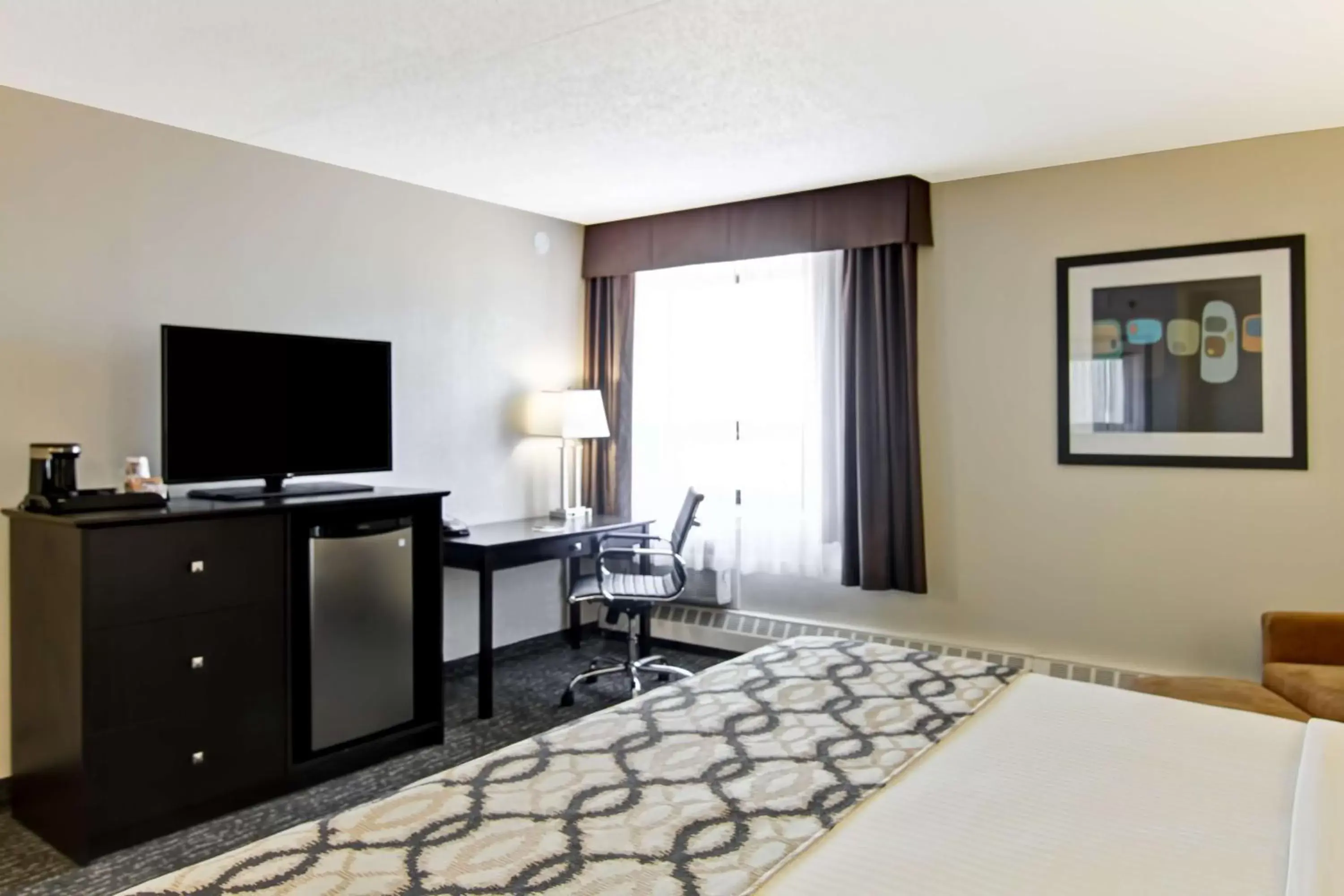 Shower, TV/Entertainment Center in Coast West Edmonton Hotel & Conference Centre