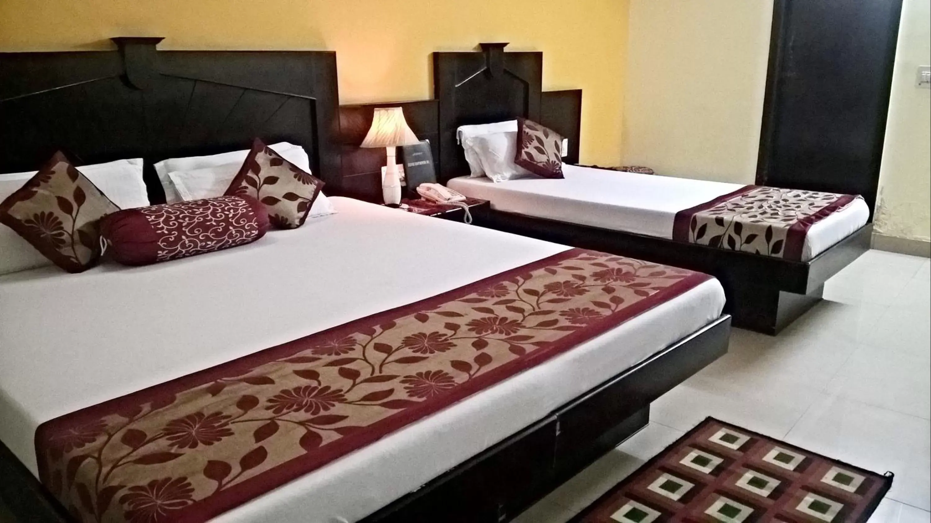 Bedroom, Bed in Hotel Su Shree Continental 5 Minutes Walk From New Delhi Railway Station