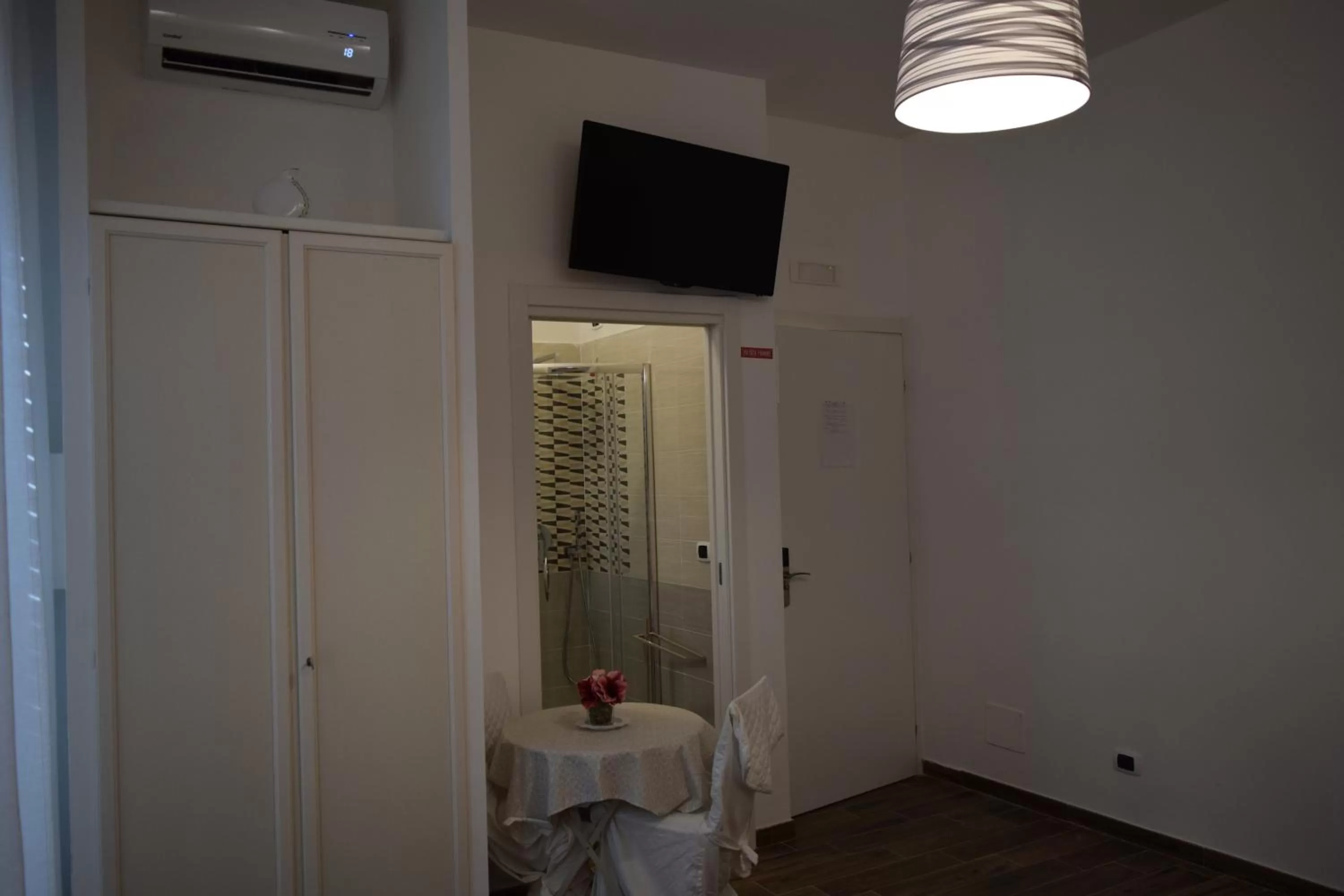 TV and multimedia, TV/Entertainment Center in DomuS al Corso B&B