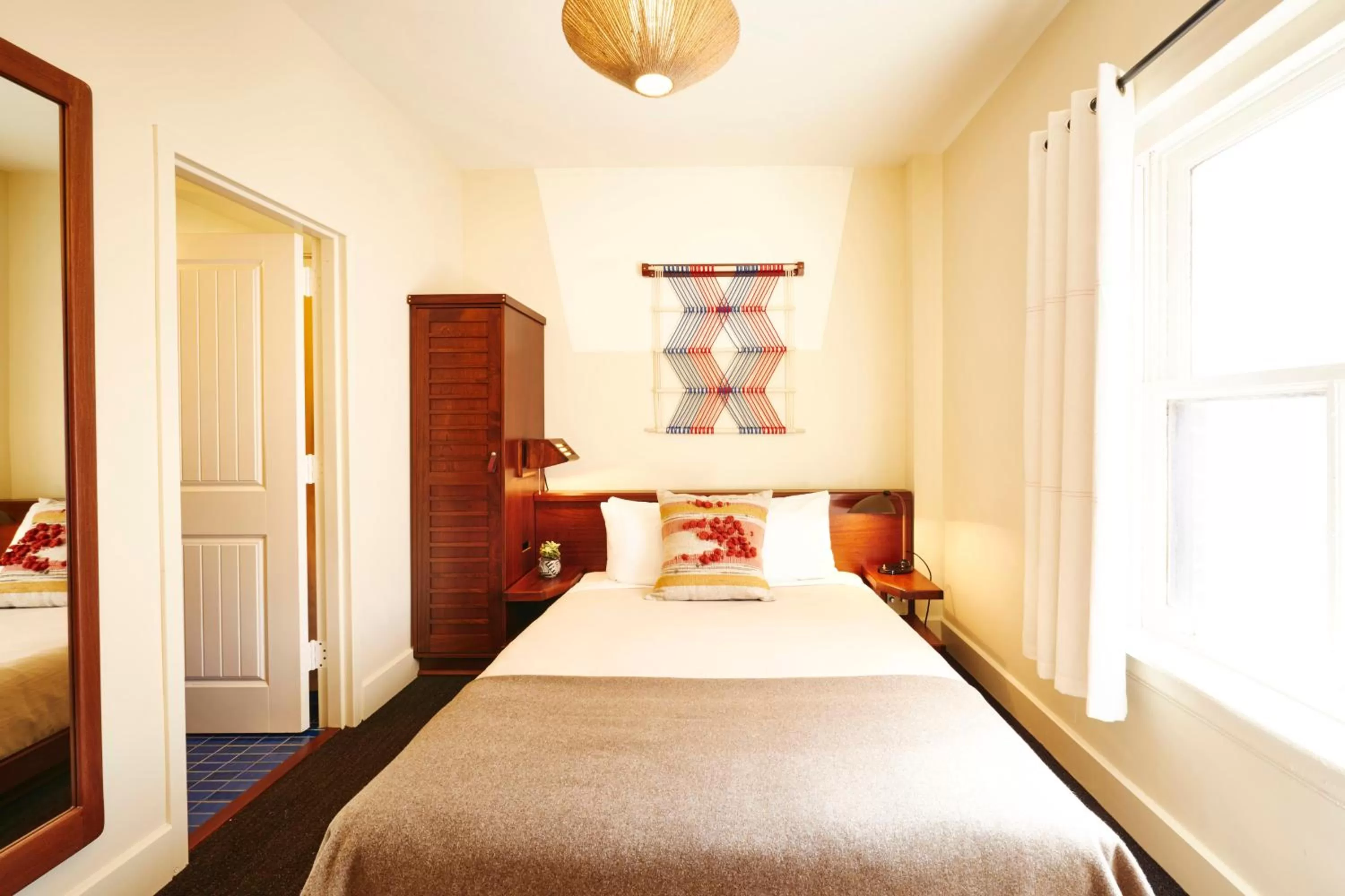 Photo of the whole room, Bed in Freehand Chicago