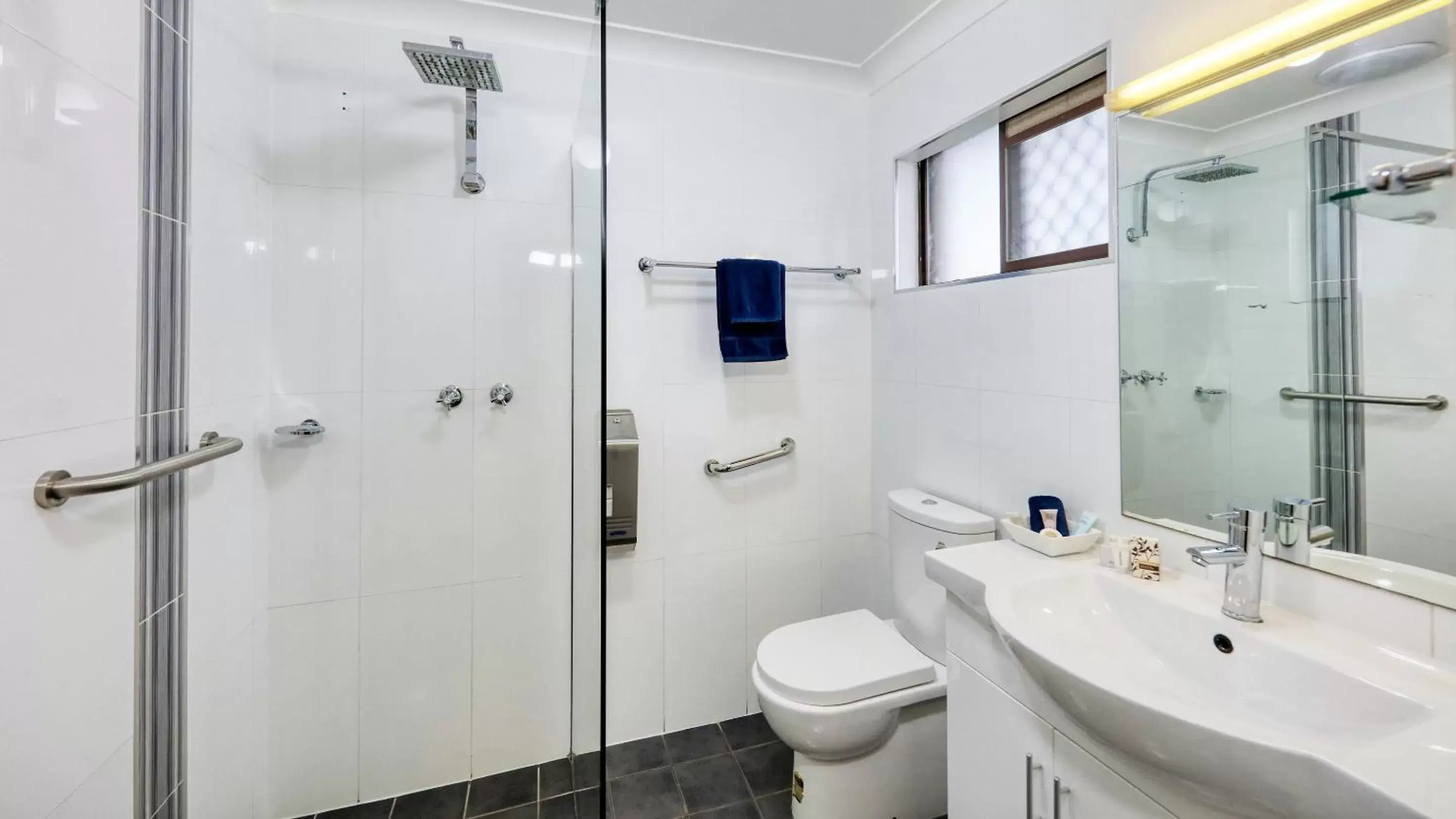 Bathroom in Forest Lodge Motor Inn & Restaurant