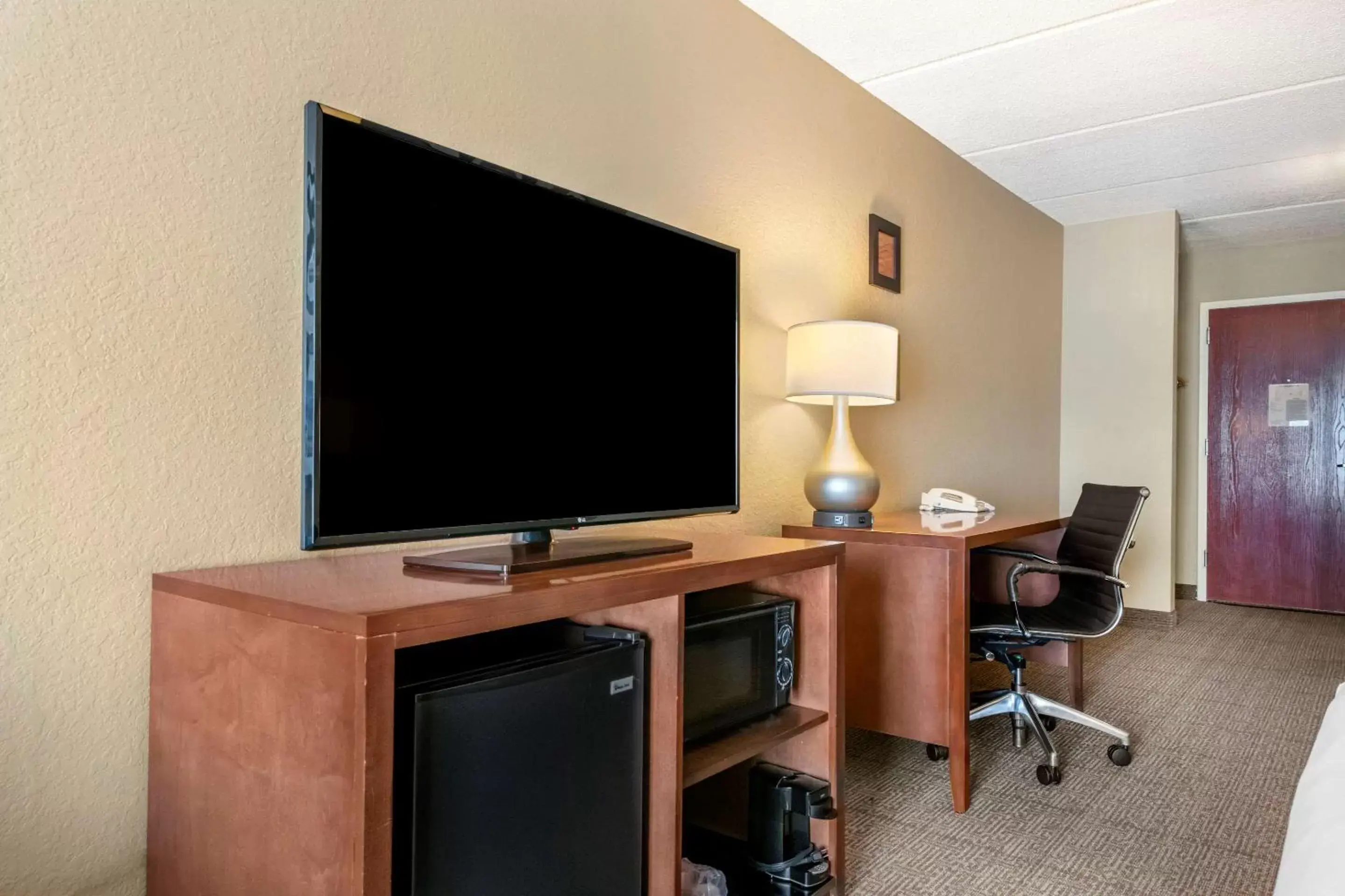 Photo of the whole room, TV/Entertainment Center in Comfort Inn & Suites Orlando North