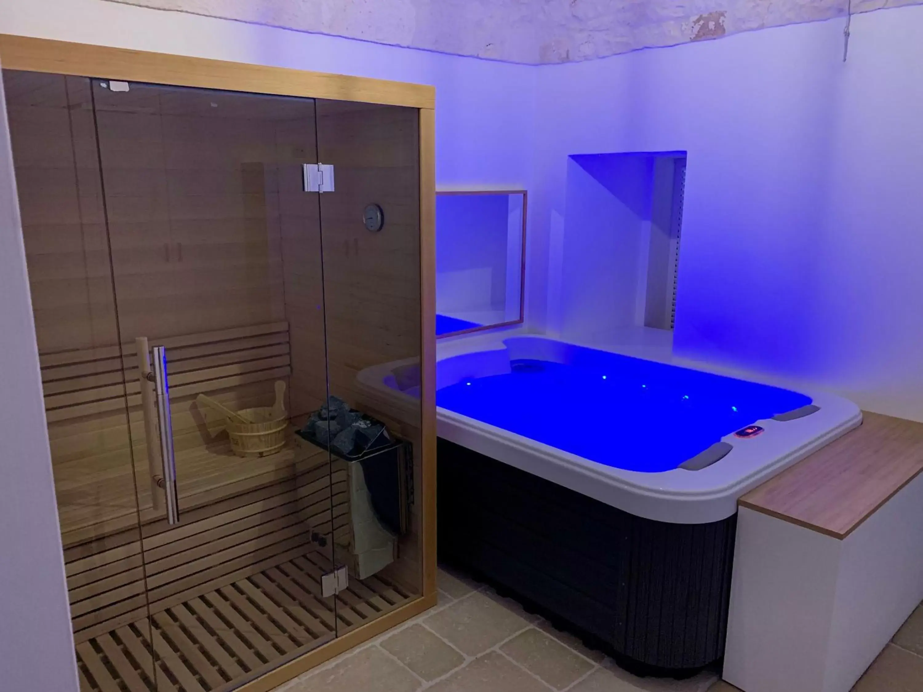 Hot Tub, Bathroom in Borgo Cozzana