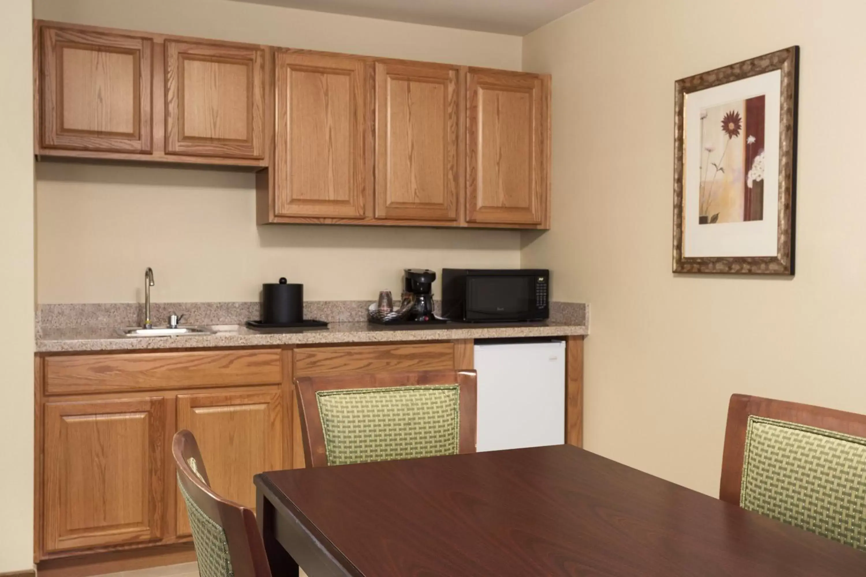 Living room, Kitchen/Kitchenette in Holiday Inn & Suites - Barstow, an IHG Hotel