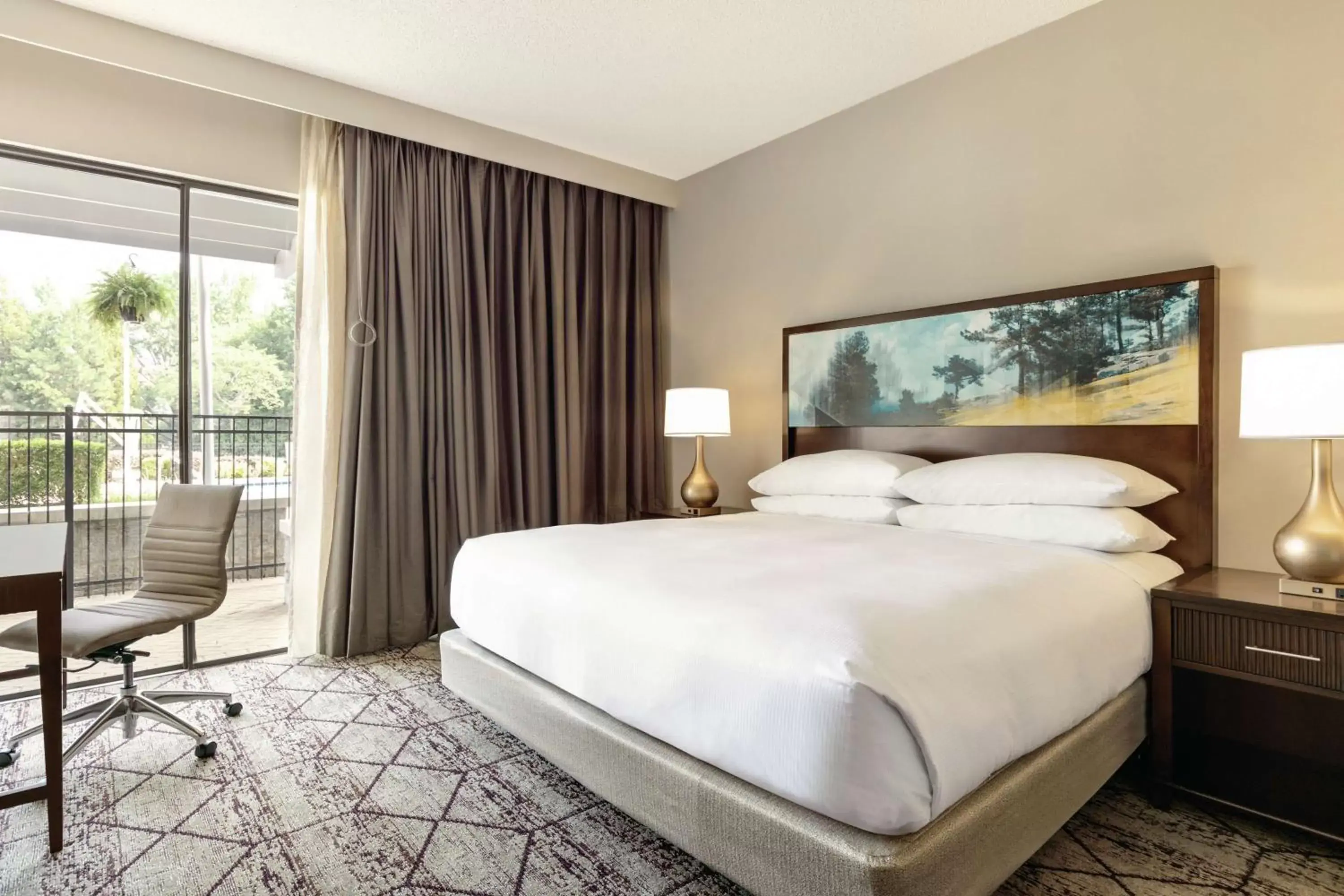 Bedroom, Bed in DoubleTree by Hilton Atlanta Northeast/Northlake