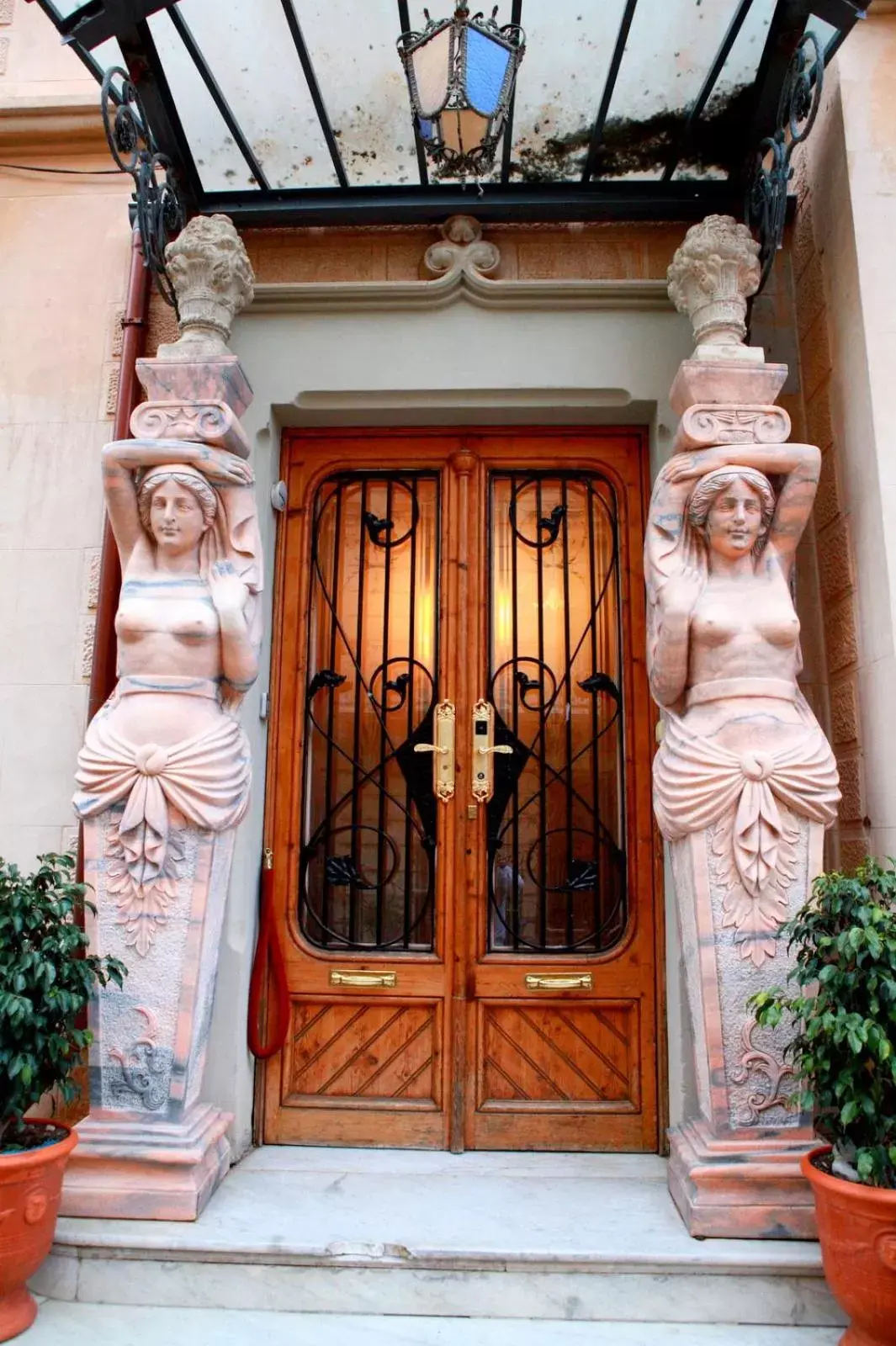 Facade/entrance in Sitges Royal Rooms