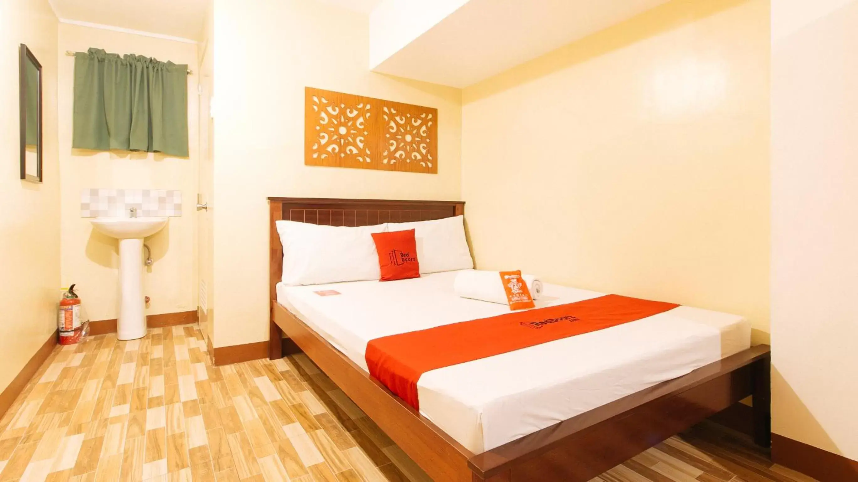 Bedroom, Bed in RedDoorz near PNR Espana Station