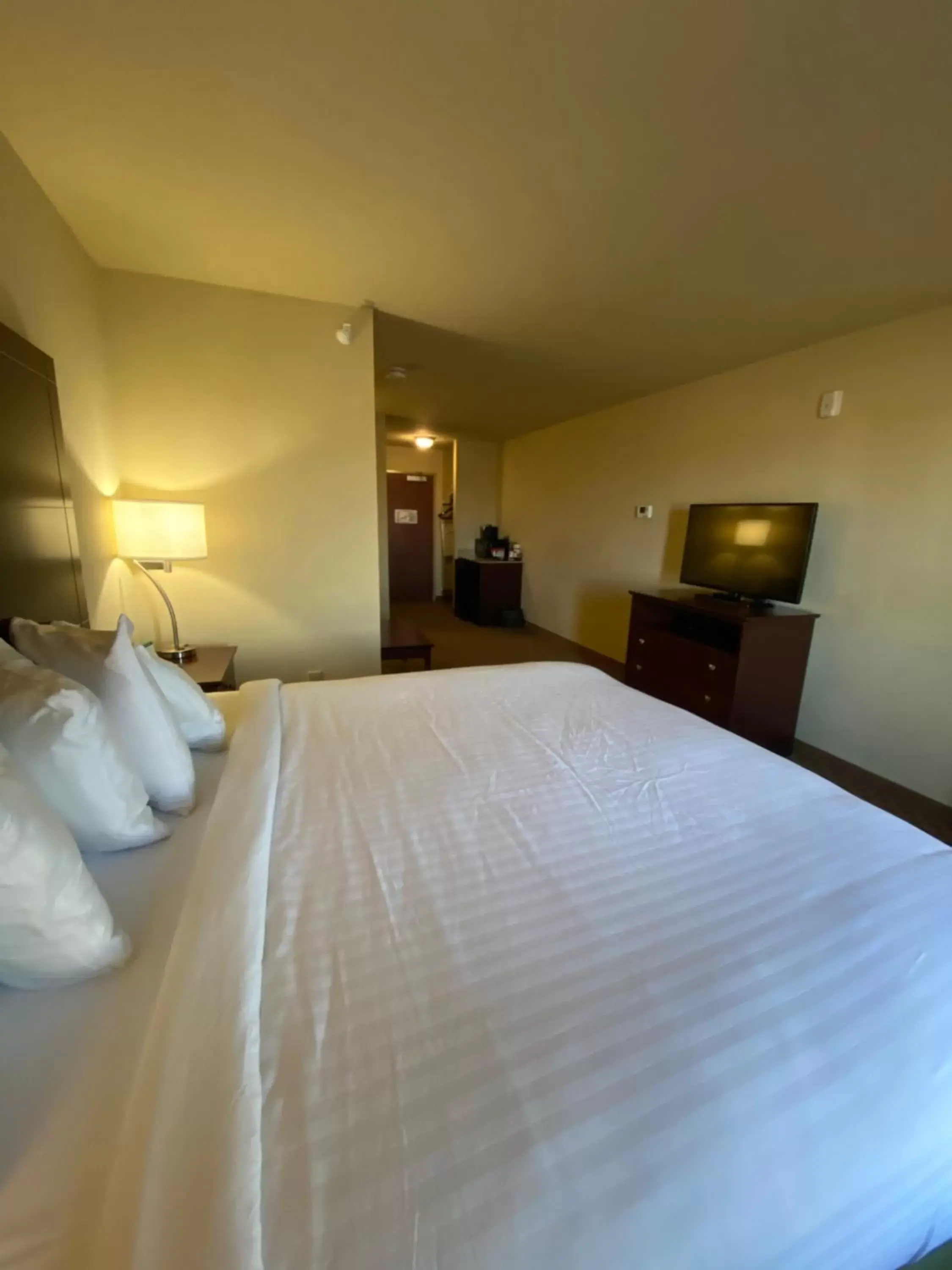 Bed in Cobblestone Hotel & Suites - Broken Bow